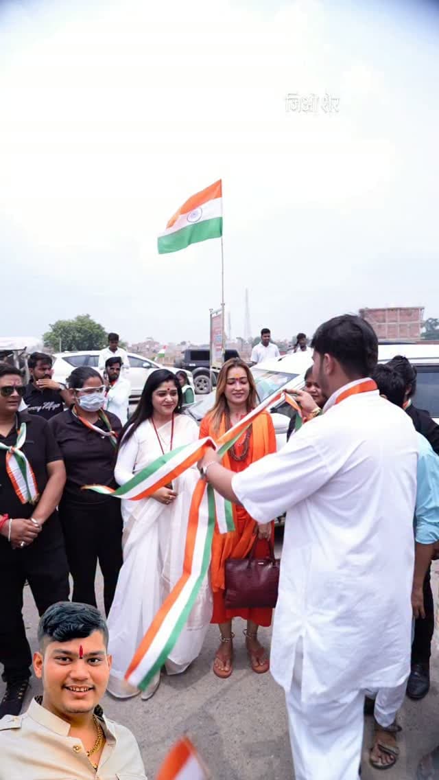 एक नाम, जो दिलों में अपनी जगह बना रहा है — देव रस्तोगी
कुछ लोग उम्र से नहीं, अपने कर्मों और व्यवहार से बड़े बनते हैं।
ऐसे ही युवा चेहरे का नाम है राष्ट्रीय सनातन सेना भारत के प्रदेश अध्यक्ष देव रस्तोगी।
कम उम्र में अपनी मेहनत, संघर्ष और समाज के प्रति समर्पण से उन्होंने जो पहचान बनाई है, वह किसी परिचय की मोहताज नहीं। सराय अकिल से शुरू हुआ यह सफर आज दूर-दूर तक लोगों के बीच चर्चा और सम्मान का विषय बन रहा है।
लोगों के सुख-दुख में साथ खड़ा होना, जरूरतमंद की आवाज बनना, युवाओं को समाज और राष्ट्र के प्रति जागरूक करना और सनातन संस्कृति एवं सामाजिक एकता के लिए लगातार प्रयासरत रहना—यही वह सोच है, जिसने देव रस्तोगी को लोगों के दिलों में खास जगह दिलाई है।
नेतृत्व केवल पद का नाम नहीं, बल्कि जिम्मेदारी निभाने का नाम है।
और जब युवा अपने अधिकारों के साथ-साथ अपने कर्तव्यों को भी समझे, समाज में जागरूकता बढ़े और जरूरतमंद के साथ खड़ा होने का जज्बा पैदा हो—तभ�