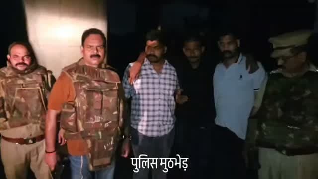 कोखराज में पुलिस और बदमाशों के बीच मुठभेड़, चार गिरफ्तार
एक बदमाश के पैर में लगी गोली, वाहन समेत लाखों की बरामदगी
कौशांबी। कोखराज थाना क्षेत्र के रोही ओवरब्रिज के पास पुलिस और एसओजी की संयुक्त टीम की बदमाशों से मुठभेड़ हो गई। मुठभेड़ के बाद पुलिस ने चार बदमाशों को गिरफ्तार कर लिया। इस दौरान एक बदमाश के पैर में गोली लगने से वह घायल हो गया, जिसे उपचार के लिए अस्पताल में भर्ती कराया गया।
पुलिस के अनुसार, रोही ओवरब्रिज के पास चेकिंग के दौरान बदमाशों से मुठभेड़ हुई। पुलिस की जवाबी कार्रवाई में एक बदमाश घायल हुआ। इसके बाद टीम ने घेराबंदी कर चार बदमाशों को गिरफ्तार कर लिया।
पुलिस ने बदमाशों के कब्जे से एक वाहन समेत लाखों रुपये की संपत्ति बरामद की है। गिरफ्तार आरोपितों से पूछताछ कर पुलिस उनके आपराधिक इतिहास और अन्य घटनाओं में संलिप्तता की जानकारी जुटा रही है। मामले में आगे की कार्रवाई की जा रही है।
#Kaushambi #Kokhraj #SOG #PoliceEncounter #CrimeNews KaushambiNews Encounter Arrest