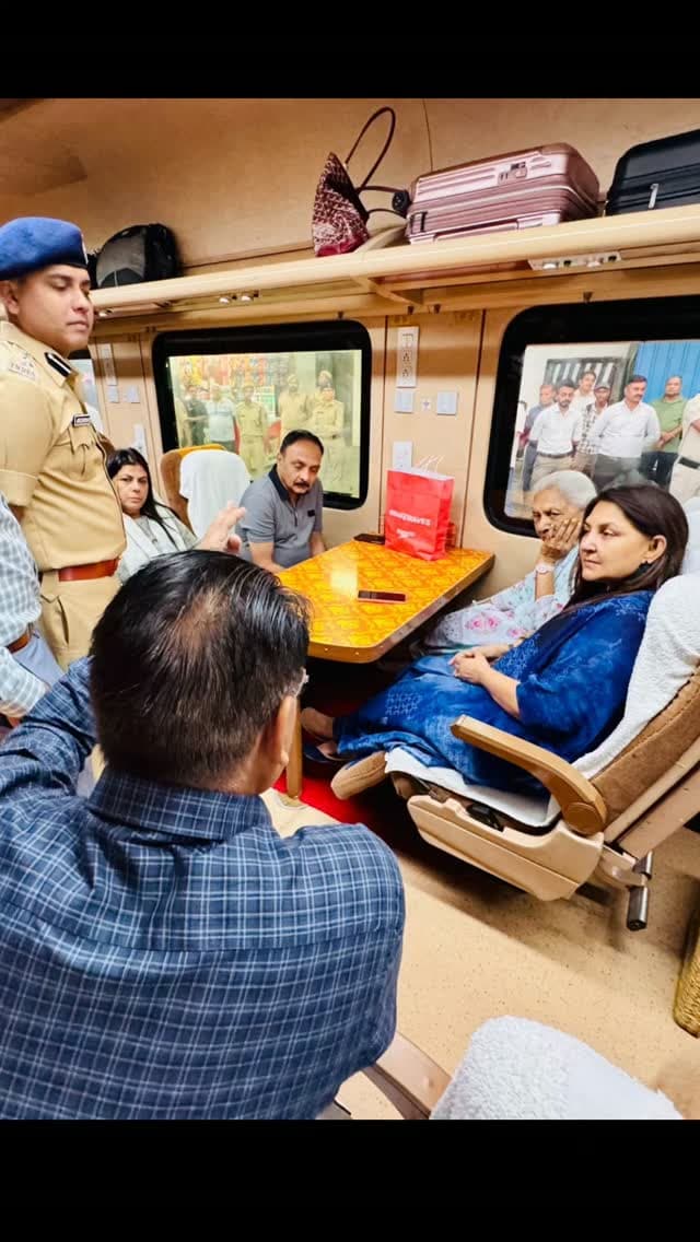 ▶️ઉત્તર પ્રદેશના રાજ્યપાલ શ્રીમતી આનંદીબેન પટેલે આજે અમદાવાદ રેલવે સ્ટેશનથી તેજસ એક્સપ્રેસ દ્વારા સુરત માટે પ્રસ્થાન કર્યું.
▶️આ પ્રસંગે અમદાવાદ મંડળના DRM વેદ પ્રકાશે રાજ્યપાલશ્રીનું સ્વાગત કર્યું. તેમણે અમદાવાદ રેલવે સ્ટેશનના પુનર્વિકાસ કાર્ય અંગે માહિતી આપી અને આધુનિક, વિશ્વસ્તરીય તથા મુસાફરકેન્દ્રિત સુવિધાઓ માટે ચાલી રહેલા કામની પ્રગતિથી અવગત કરાવ્યા.
@anandibenpatel
#WesternRailway #ahmedabaddivision