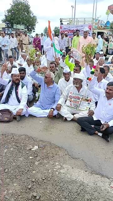 क्रांतिकारी शेतकरी संघटनेच्या वतीने लामजना येथे भव्य रास्ता रोको आंदोलन