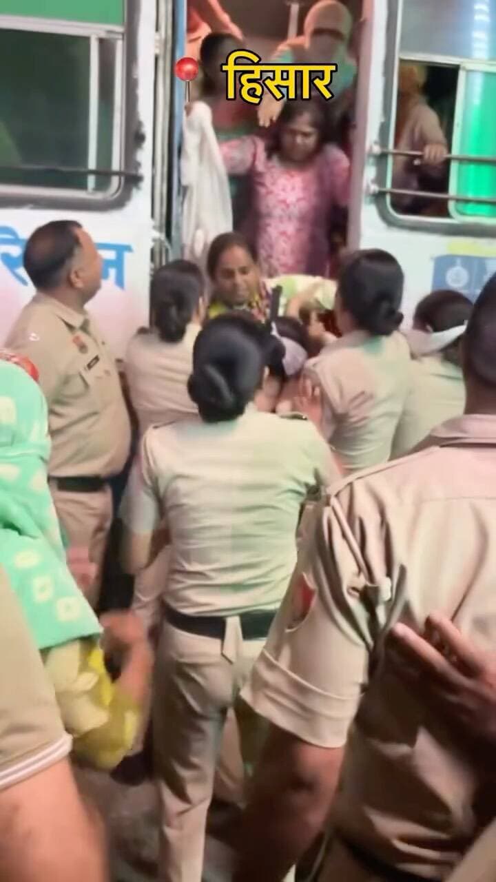 हिसार नगर निगम और पुलिस कर्मचारी आमने-सामने, ITI मॉडल टाउन के पास बने तनावपूर्ण हालात, पुलिस द्वारा कई लोग हिरासत में लिए गए।
#hisar #hisarnews #sirsasandesh #breakingnews #hisarharyana