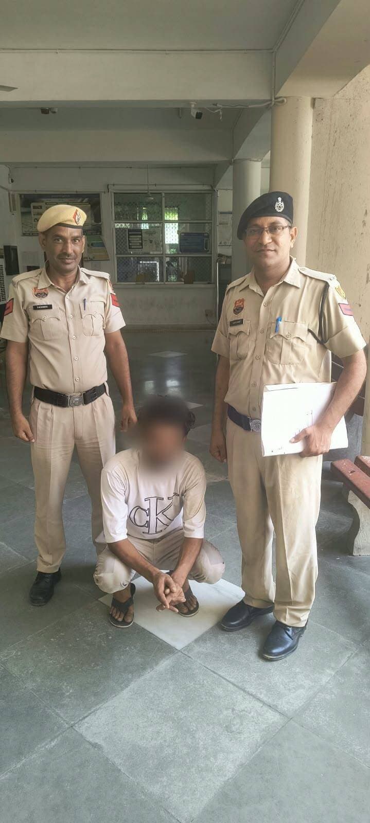 *थाना जाखल पुलिस ने गौशाला चोरी मामले में आरोपी को किया काबू*
*-ट्रैक्टर की बैटरी, केबल व लोहे का सामान चोरी करने का है आरोप; एक आरोपी पहले ही हो चुका है काबू*
जाखल, 23 अगस्त। थाना जाखल पुलिस ने गौशाला से ट्रैक्टर की बैटरी, करीब 60 फुट केबल, इंजन का लोहे का हैंडल तथा अन्य लोहे का सामान चोरी करने के मामले में आरोपी जगसीर उर्फ सिरा पुत्र देशराज निवासी बाजीगर बस्ती, जाखल को काबू किया है। आरोपी को माननीय न्यायालय के आदेशानुसार न्यायिक हिरासत में भेज दिया गया है। इस मामले में एक अन्य आरोपी को पुलिस पहले ही काबू कर चुकी है।
थाना जाखल प्रभारी उपनिरीक्षक संजय कुमार ने बताया कि 26 जुलाई 2026 को श्री कृष्ण गौशाला, जाखल मंडी के संचालक अशोक कुमार ने पुलिस को शिकायत दी थी कि 25 जुलाई की शाम गौशाला से ट्रैक्टर की बैटरी, करीब 60 फुट केबल, इंजन का लोहे का हैंडल तथा अन्य लोहे का सामान चोरी हो गया। गौशाला में लगे सीसीटीवी कैमरों की जांच करने पर दो व्यक्ति मोटरसाइकिल पर चोरी का सामान ले जाते दिखाई दिए।
शिकायत के आधार पर थाना जाखल में अभियोग संख्या 102 दिनांक 26.07.2026, धारा 305 बीएनएस के तहत मामला दर्ज किया गया था। जांच के दौरान पुलिस ने मामले में नामजद आरोपी जगसीर उर्फ सिरा को काबू किया। इससे पहले इसी मामले में एक अन्य आरोपी को भी पुलिस द्वारा काबू किया जा चुका है।
आरोपी को माननीय न्यायालय में पेश किया गया, जहां से उसे न्यायिक हिरासत में भेज दिया गया। मामले में चोरी हुए सामान की बरामदगी तथा अन्य पहलुओं को लेकर पुलिस की जांच जारी है।