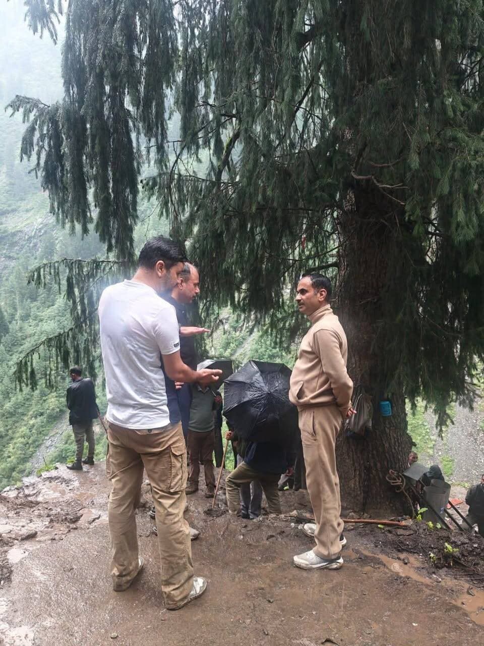 प्रतिकूल मौसम में भी धरातल पर उतरे एडीएम विकास शर्मा, मणिमहेश यात्रा व्यवस्थाओं का लिया जायजा
श्रद्धालुओं की सुविधा और सुरक्षा सर्वोच्च प्राथमिकता, यात्रा पड़ावों पर पेयजल, चिकित्सा, स्वच्छता और मार्ग व्यवस्था की समीक्षा
हिमाचल 84 टीवी ब्यूरो भरमौर।
श्री मणिमहेश यात्रा–2026 को सुरक्षित, सुचारु एवं व्यवस्थित ढंग से संपन्न करवाने के लिए भरमौर प्रशासन लगातार व्यवस्थाओं की निगरानी कर रहा है। प्रतिकूल मौसम के बीच अतिरिक्त जिला दंडाधिकारी भरमौर विकास शर्मा ने एक बार फिर विभिन्न यात्रा पड़ावों का धरातल पर पहुंचकर निरीक्षण किया और श्रद्धालुओं की सुविधा एवं सुरक्षा से जुड़ी व्यवस्थाओं का जायजा लिया।
निरीक्षण के दौरान एडीएम ने यात्रा मार्ग की स्थिति, चौड़ीकरण एवं सुधारीकरण कार्यों सहित श्रद्धालुओं के लिए उपलब्ध मूलभूत सुविधाओं की समीक्षा की। उन्होंने संबंधित अधिकारियों एवं कर्मचारियों को निर्देश दिए कि यात्रा मार्ग से जुड़े आवश्यक सुधार कार्य निर्धारित समयावधि में पूरे किए जाएं तथा मार्ग की स्थिति पर लगातार निगरानी रखी जाए।
पेयजल व्यवस्था को प्राथमिकता
विभिन्न यात्रा पड़ावों और मार्ग पर पेयजल की पर्याप्त एवं सुचारु व्यवस्था सुनिश्चित करने के निर्देश देते हुए एडीएम ने कहा कि देश-प्रदेश के विभिन्न हिस्सों से आने वाले श्रद्धालुओं को यात्रा के दौरान किसी भी प्रकार की असुविधा नहीं होनी चाहिए। उन्होंने संबंधित विभागों को पानी की उपलब्धता एवं आपूर्ति व्यवस्था की नियमित निगरानी करने को कहा।
संवेदनशील स्थानों पर विशेष सतर्कता के निर्देश
मौसम की प्रतिकूल परिस्थितियों को देखते हुए यात्रा मार्ग के संवेदनशील एवं जोखिम वाले स्थानों पर विशेष सतर्कता बरतने के निर्देश दिए गए। इस दौरान सुरक्षा व्यवस्था, स्वच्छता, चिकित्सा सुविधाओं और आपातकालीन प्रबंधन से संबंधित तैयारियों की भी समीक्षा की गई।
एडीएम विकास शर्मा ने अधिकारियों एवं कर्मचारियों को अपने-अपने दायित्वों का पूर्ण जिम्मेदारी, तत्परता और आपसी समन्वय के साथ निर्वहन करने के निर्देश दिए। उन्होंने कहा कि यात्रा के दौरान श्रद्धालुओं की सुविधा और सुरक्षा प्रशासन की सर्वोच्च प्राथमिकता है तथा किसी भी आपात स्थिति में त्वरित कार्रवाई सुनिश्चित की जानी चाहिए।
मौसम की जानकारी के लिए IMD की विशेष रिपोर्ट
श्रद्धालुओं की सुविधा और सुरक्षित यात्रा को ध्यान में रखते हुए भारत मौसम विज्ञान विभाग (IMD), शिमला द्वारा श्री मणिमहेश यात्रा क्षेत्र के लिए विशेष मौसम पूर्वानुमान रिपोर्ट उपलब्ध करवाई गई है। यह सुविधा एडीएम भरमौर विकास शर्मा की पहल के फलस्वरूप उपलब्ध हुई है।
श्रद्धालु श्री मणिमहेश यात्रा की आधिकारिक वेबसाइट पर उपलब्ध ‘IMD विशेष मौसम रिपोर्ट’ के माध्यम से यात्रा क्षेत्र के मौसम की नवीनतम जानकारी प्राप्त कर सकते हैं। इससे श्रद्धालुओं को मौसम की परिस्थितियों के अनुसार अपनी यात्रा की बेहतर योजना बनाने में मदद मिलेगी।
यात्रा से पहले मौसम की जानकारी जरूर लें
प्रशासन ने श्रद्धालुओं से अपील की है कि श्री मणिमहेश यात्रा पर रवाना होने से पहले मौसम की स्थिति और प्रशासन द्वारा जारी दिशा-निर्देशों की जानकारी अवश्य प्राप्त करें। प्रतिकूल मौसम के दौरान प्रशासन की ओर से जारी निर्देशों का पालन करते हुए ही यात्रा करने का आग्रह किया गया है।
श्री मणिमहेश यात्रा–2026 की आधिकारिक वेबसाइट:
www.manimaheshyatra.hp.gov.in
वेबसाइट पर यात्रा पंजीकरण, मौसम पूर्वानुमान, यात्रा संबंधी दिशा-निर्देश एवं अन्य महत्वपूर्ण जानकारियां उपलब्ध हैं।
प्रशासन का संदेश स्पष्ट है—श्रद्धा के साथ सुरक्षा भी जरूरी है। मौसम की जानकारी लेते रहें, प्रशासन के निर्देशों का पालन करें और सुरक्षित यात्रा करे#श्रीमणिमहेशयात्रा2026 #ManimaheshYatra2026 #भरमौर #Chamba #HimachalPradesh #ADMDevelopmentSharma #यात्रासुरक्षा #श्रद्धालु #मौसमअपडेट #IMD #BharmaurAdministration #Manimahesh #HimachalNews #Himachal84TV