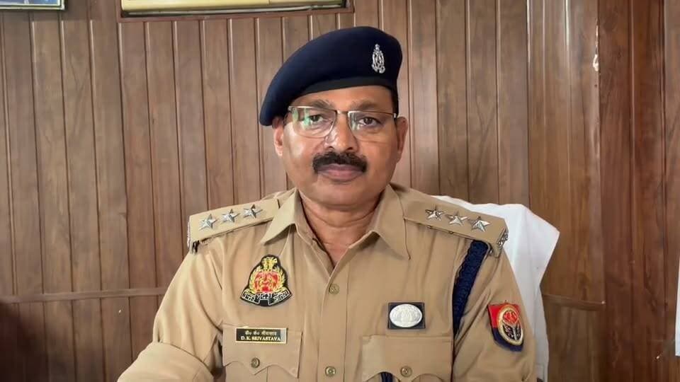 Bahraich- थाना फखरपुर क्षेत्र में घटित घटना के सम्बन्ध में क्षेत्राधिकारी कैसरगंज धीरेन्द्र कुमार श्रीवास्तव की बाइट...
दिनांक 21/22.08.2026 की रात्रि करीब 02:00 बजे जरिए कंट्रोल रूम 112 सूचना प्राप्त हुई की ग्राम गजाधरपुर थाना फखरपुर में स्थित बालाजी धर्म कांटा पर कुछ अज्ञात लोगों फायरिंग कर मारपीट कर रहे हैं । उक्त सूचना पर तत्काल क्षेत्राधिकारी कैसरगंज, प्रभारी निरीक्षक थाना फखरपुर मय पुलिस बल मौके पर पहुँच कर जांच किया गया तो ज्ञात हुआ कि अज्ञात व्यक्तियों द्वारा लाठी-डंडे से मारपीट की गई है। मौके पर घायल प्रिंस मिश्रा जिसके बाये हाथ में चोट लगी है जो काटा बाबू का कार्य करता है उसका इलाज एवं मेडिकल जांच कराया गया तो डॉक्टर के अनुसार भी चोट किसी फायर फ़ार्म से होना नहीं पाया गया एवं किसी हार्ड एवं ब्लंट ऑब्जेक्ट्स से कारित किया जाना पाया गया । घटना के संबंध में जांच करने पर ज्ञात हुआ कि किसी पूर्व विवाद के परिणाम स्वरूप यह घटना कारित की गयी है । धर्म काटा संचालक वेद प्रकाश पाठक उर्फ रमन पाठक पुत्र राजेश पाठक निवासी अरई कला थाना फखरपुर जनपद बहराइच के द्वारा दी गई लिखित तहरीरी सूचना पर थाना फखरपुर पर समुचित धाराओं अभियोग पंजीकृत किया गया है । विवेचनात्मक कार्यवाही प्रचलित है।