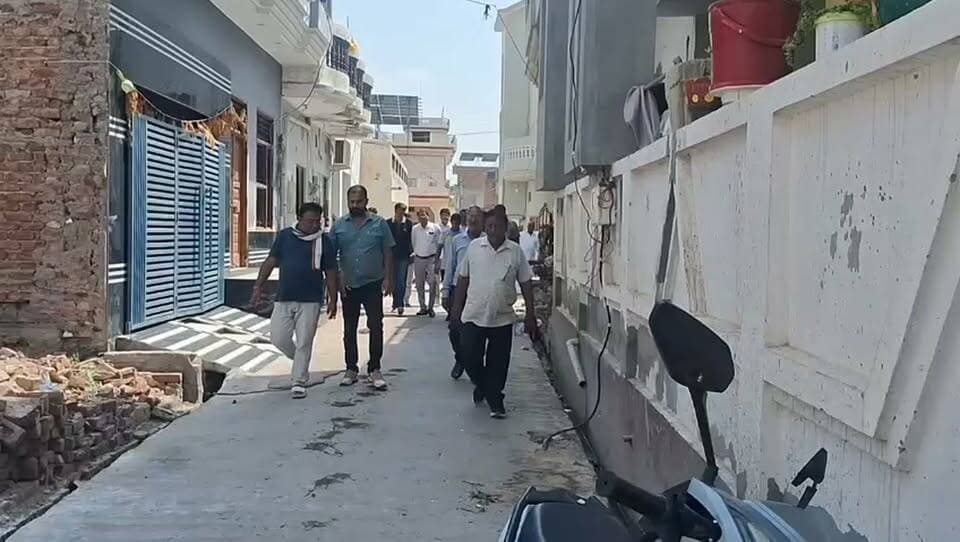 वार्ड नम्बर 15 में मोनिका गर्ग उर्फ खुशी जनसम्पर्क करते हुए।
मिला भारी समर्थन