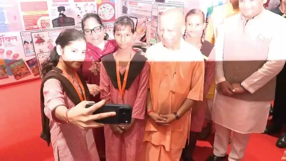 लखनऊ बेसिक शिक्षा विभाग के प्राथमिक विद्यालय की छात्राओं ने मुख्यमंत्री योगी को मिड डे मील और रसोइयों के महत्व को बताया और मुख्यमंत्री योगी के साथ सेल्फी ली #followers #LakhimpurKheri #highlights