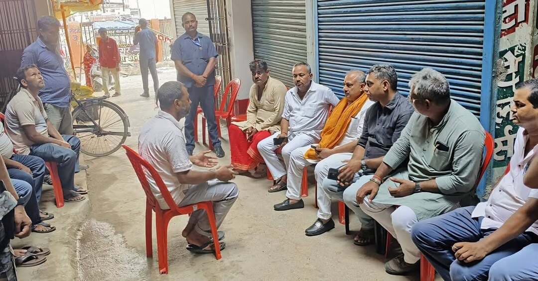देव सूर्य मंदिर न्यास समिति के सदस्य गंगा भास्कर की पुत्री के निधन पर शोक संवेदना
देव सूर्य मंदिर धार्मिक न्यास समिति के सम्मानित सदस्य, स्वर्ण व्यवसायी तथा दैनिक जागरण एवं दैनिक भास्कर के संवाददाता गंगा भास्कर की सुपुत्री के निधन की सूचना से क्षेत्र में शोक की लहर है। निधन की सूचना पाकर पूर्व सांसद सुशील कुमार सिंह, पूर्व उपप्रमुख मनीष पाठक, सूर्य मंदिर न्यास समिति के सम्मानित सदस्य योगेंद्र सिंह एवं वर्षानंद तिवारी ने उनके आवास पर पहुंचकर परिजनों से मुलाकात की और गहरी शोक संवेदना व्यक्त की।
इस दौरान सभी ने शोकाकुल परिवार को ढांढस बंधाते हुए कहा कि पुत्री का असमय निधन अत्यंत पीड़ादायक और दुखद है। इस कठिन घड़ी में पूरा समाज परिवार के साथ खड़ा है। उन्होंने ईश्वर से दिवंगत आत्मा की शांति तथा शोक संतप्त परिजनों को दुःख सहने की शक्ति प्रदान करने की प्रार्थना की।
ईश्वर दिवंगत आत्मा को शांति प्रदान करें और अपने श्रीचरणों में स्थान दें। ॐ शांति।