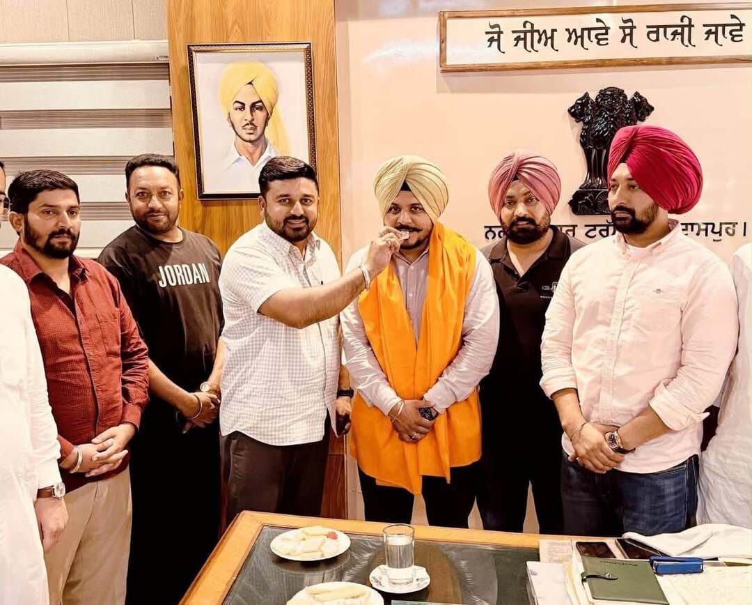 ਇੰਮਪਰੂਵਮੈਂਟ ਟਰੱਸਟ ਗੁਰਦਾਸਪੁਰ ਦੇ ਚੇਅਰਮੈਨ ਰਜੀਵ ਸ਼ਰਮਾ ਵੱਲੋਂ ਗਗਨਦੀਪ ਸਿੰਘ ਨੂੰ ਮਾਰਕੀਟ ਕਮੇਟੀ ਦਾ ਚੇਅਰਮੈਨ ਬਣਨ ’ਤੇ ਵਧਾਈ ਦਿੱਤੀ ਗਈ ਅਤੇ ਉਨ੍ਹਾਂ ਨੂੰ ਸਨਮਾਨਿਤ ਕੀਤਾ ਗਿਆ
ਰਜੀਵ ਸ਼ਰਮਾ ਨੇ ਕਿਹਾ ਕਿ ਗਗਨਦੀਪ ਸਿੰਘ ਆਮ ਆਦਮੀ ਪਾਰਟੀ ਦੇ ਇੱਕ ਬਹਾਦਰ ਅਤੇ ਇਮਾਨਦਾਰ ਸਿਪਾਹੀ ਹਨ।