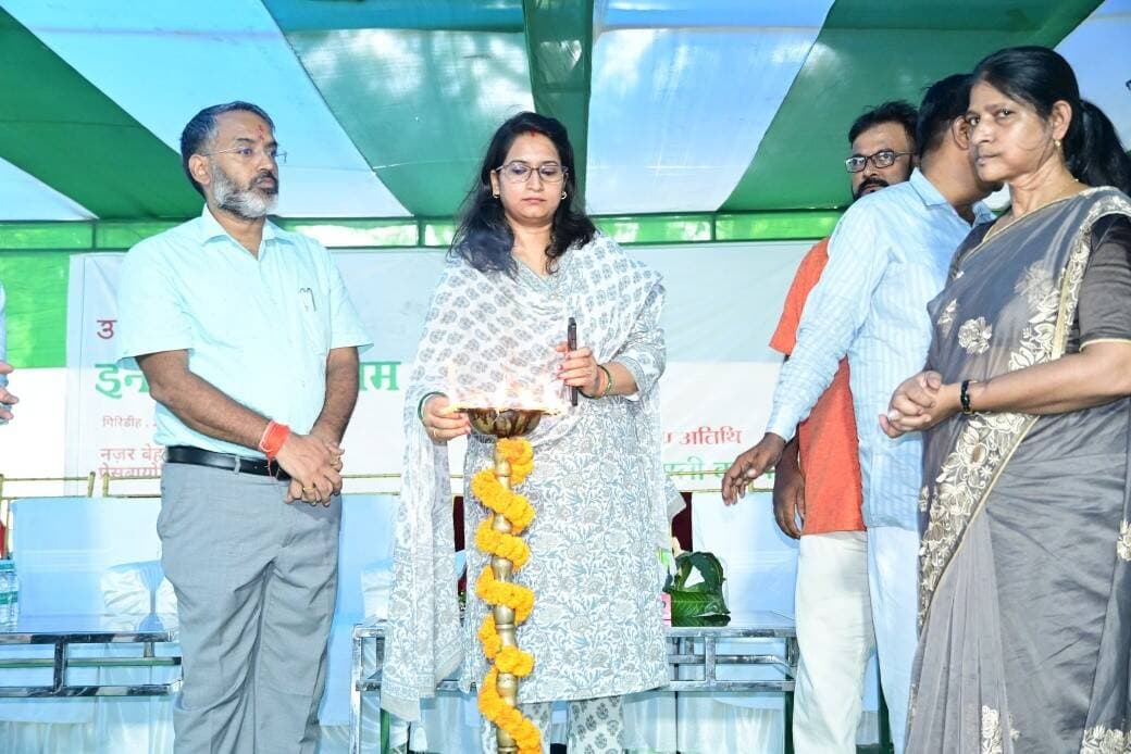 गिरिडीह। प्रेसबायोपिया मुक्त झारखंड की दिशा में जिला प्रशासन और THE/NUDGE संस्था की ओर से गांडेय प्रखंड में इनसाईट प्रोग्राम की शुरुआत की गई। कार्यक्रम का उद्घाटन उपायुक्त रामनिवास यादव ने दीप प्रज्वलित कर किया। इस दौरान करीब 100 जरूरतमंद लाभुकों के बीच चश्मे वितरित किए गए।
उपायुक्त ने कहा कि नजदीक की दृष्टि स्पष्ट होने से लोगों की पढ़ाई, कामकाज और आजीविका बेहतर हो सकती है। उन्होंने कहा कि स्वास्थ्य और आत्मनिर्भरता को बढ़ावा देने वाली ऐसी पहल को जिला प्रशासन प्राथमिकता के साथ आगे बढ़ाएगा। उन्होंने गांडेय विधायक कल्पना मुर्मू सोरेन की पहल को भी सराहनीय बताया।
कार्यक्रम में समाज कल्याण विभाग की योजनाओं का भी लाभ लाभुकों को दिया गया। छह चयनित लाभुकों की गोद भराई और पांच बच्चों का अन्नप्राशन कराया गया। अधिकारियों ने कहा कि अभियान का उद्देश्य ग्रामीण और जरूरतमंद लोगों तक दृष्टि स्वास्थ्य की सुविधा पहुंचाना तथा उन्हें शिक्षा, रोजगार और आत्मनिर्भरता से जोड़ना है।
#Giridih #Gandey #InsightProgram #PresbyopiaFreeJharkhand #JharkhandNews #GiridihNews #EyeCare #EyeHealth