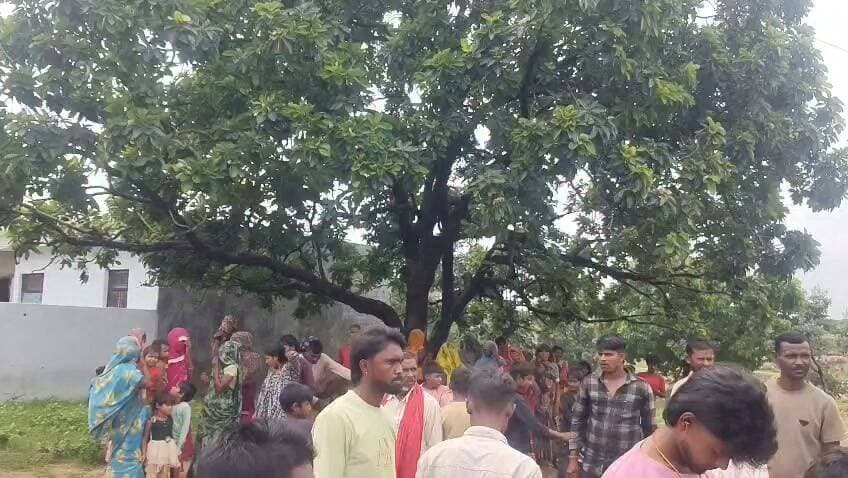 ### धरा-बकीपुर की पहाड़ियों में अवैध ब्लास्टिंग के विरोध में भड़के किसान, मंगलवार को होगा धरना
यूनाइटेड भारत बारा | मनोज कुमार बिन्द
प्रयागराज, बारा। भारतीय किसान यूनियन प्रयाग के जिलाध्यक्ष ऋषि पांडे के नेतृत्व में धरा एवं बकीपुर की पहाड़ियों पर कथित तौर पर चल रही अवैध ब्लास्टिंग के विरोध में रविवार को किसानों, ग्रामीणों और मजदूरों ने एकजुट होकर विरोध प्रदर्शन किया। प्रदर्शन के दौरान मौके पर चल रहा ब्लास्टिंग कार्य रुकवाने का दावा किया गया।
जिलाध्यक्ष ऋषि पांडे ने कहा कि पहाड़ियों पर हो रही भारी ब्लास्टिंग से क्षेत्र के लोगों, किसानों और मजदूरों की सुरक्षा के साथ-साथ पर्यावरण पर भी प्रतिकूल असर पड़ रहा है। उन्होंने चेतावनी दी कि यदि प्रशासन ने इस मामले में सख्त कार्रवाई नहीं की तो आंदोलन को और तेज किया जाएगा।
भारतीय किसान यूनियन प्रयाग ने घोषणा की है कि मंगलवार को धरना-प्रदर्शन आयोजित किया जाएगा। इसके बाद प्रयागराज पुलिस कमिश्नर को ज्ञापन सौंपकर कार्रवाई की मांग की जाएगी। संगठन ने कहा कि यदि इसके बाद भी कार्रवाई नहीं हुई तो आंदोलनकारी वहीं से लखनऊ कूच करेंगे।