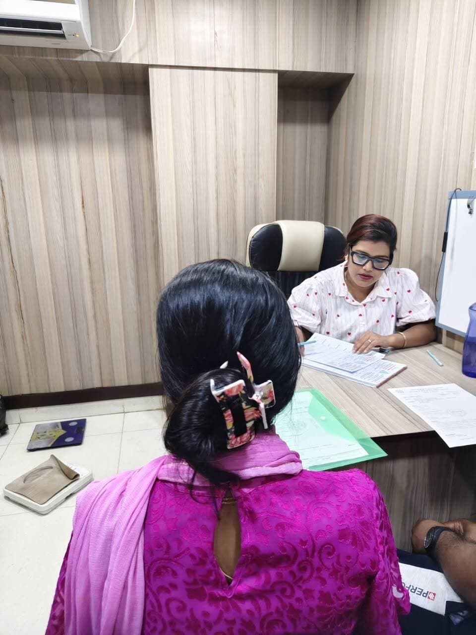 “ইন্টারনেটে পাওয়া Diet Chart আপনার শরীরের জন্য তৈরি নয়।”চেম্বারে অনেক পেসেন্ট আসেন এমন অভিজ্ঞতা নিয়ে—
“ম্যাম, YouTube দেখে ডায়েট করেছিলাম… প্রথমে ওজন কমেছিল, পরে আবার বেড়ে গেছে।”কারণ একটি Diet Plan তৈরি করার সময় শুধু ওজন দেখলেই হয় না।
দেখতে হয়—
✔️ বয়স ও উচ্চতা
✔️ বর্তমান ওজন ও শারীরিক গঠন
✔️ দৈনন্দিন কাজের ধরন
✔️ খাদ্যাভ্যাস
✔️ ঘুম ও স্ট্রেস
✔️ শারীরিক কার্যকলাপ
✔️ Diabetes, PCOS, Thyroid, Fatty Liver বা অন্য কোনো স্বাস্থ্য সমস্যা
✔️ প্রয়োজনীয় স্বাস্থ্য রিপোর্ট
📌 আমার আজকের টিপস:
অন্য কারও Diet Chart দেখে নিজের খাবার হঠাৎ করে কমিয়ে বা বাদ দেবেন না।সঠিক Nutrition মানে কম খাওয়া নয়—আপনার শরীরের প্রয়োজন অনুযায়ী সঠিক খাবার ও সঠিক পরিমাণ বেছে নেওয়া।
আজও দমদম এর চেম্বারে পেসেন্টদের সঙ্গে তাদের স্বাস্থ্য, খাদ্যাভ্যাস ও জীবনযাত্রা নিয়ে বিস্তারিত Nutrition Counselling করা হলো।
💚 আপনার শরীরের জন্য যে পরিকল্পনা উপযুক্ত, সেটাই আপনার জন্য সঠিক Diet Plan।নিজের স্বাস্থ্য নিয়ে সচেতন হন, সমস্যাকে দীর্ঘদিন অবহেলা করবেন না।
📩 Personalized Diet & Lifestyle Consultation-এর জন্য যোগাযোগ করতে পারেন।
✅পুষ্টিবিদ চন্দ্রিমা✅
সমস্ত চেম্বার ডিটেলস,,,,,,
Clinical Dietitian chandrima
B.sc,M.sc(food and nutrition)
Intern of NRS Medical College Kolkata,,,,,,
(Certified diabetes educator Dr Mohan diabetes academy)
🔴 এটা আমার অনলাইন বুকিং নম্বর👉 9775479170
🔴 অফলাইন চেম্বার গুলো নিচে দিয়ে দিলাম,,,
👉 প্রতি শুক্রবার হাবড়া গুরু কৃপা প্যাথলজি ,,,,
বুকিং নম্বর 👉9732333888
👉 প্রতি মঙ্গলবার বেলা 11 টা থেকে একুয়া হেলথ ডায়াগনস্টিক,(accuhealth diagnostics) হৃদয়পুর নারায়ণা হসপিটাল এর একেবারে পাশে,,,,,,
বুকিং নম্বর 👉7439337370
👉 প্রতি বৃহস্পতিবার উত্তর কলকাতার স্কটিশ চার্জ কলেজের পাশে সানফ্লাওয়ার নার্সিংহোম
বুকিং নম্বর 👉74393 37370
👉 প্রতি রবিবার নাগেরবাজার মোড় মেডি ট্রাস্ট ক্লিনিক 👉74393 37370
— পুষ্টিবিদ চন্দ্রিমা দে
U & URS NUTRITIONIST
#NutritionTips #পুষ্টিবিদ #PatientCounselling