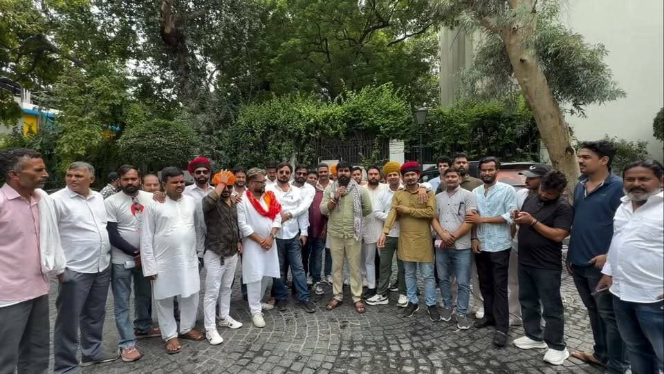 जंतर-मंतर पर ऐसी बैरिकेटिंग और इतनी फोर्स जैसे लग रहा है हम सवर्ण नहीं आतं*की है ।
हजारों भाई गिरफ्तार हो चुके है पर ये लड़ाई जारी रहेगी ।
सरकार के तानाशाही का अंत होगा ।
#Bharatcrimelivenews
#JantarMantarProtest #UGCRollBack
