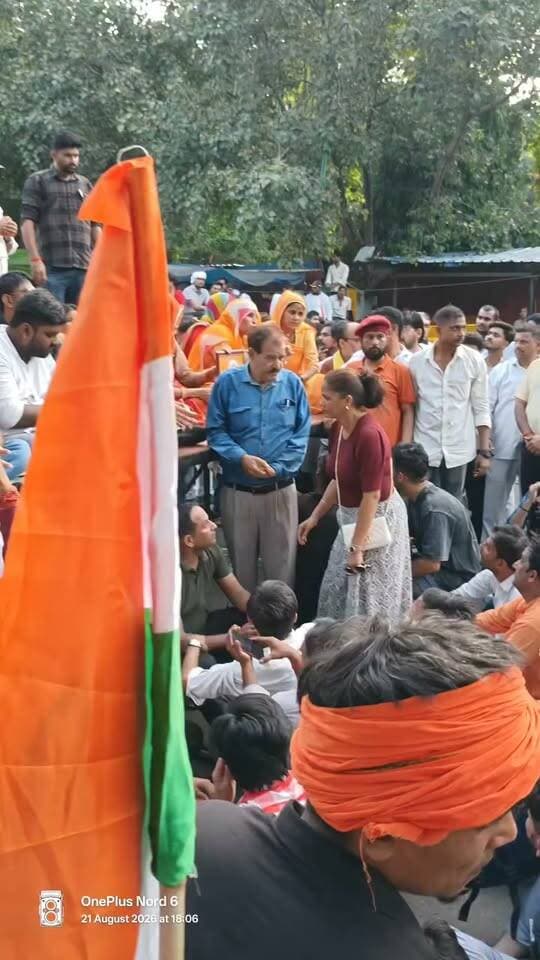 ललकार भी है और दर्द भी
बहादुरी भी है और देश के प्रति सम्मान भी जंतर मंतर पर आरक्षण में सुधार आंदोलन के दौरान जो तस्वीरें देखने को मिली वो वास्तव में सरकार की क्रूरता और सवर्णों के दमन को दर्शाता है।
#Bharatcrimelivenews
#jantar_mantar
#reservation_reform_movement
#satyagrah #Delhi_Protest
