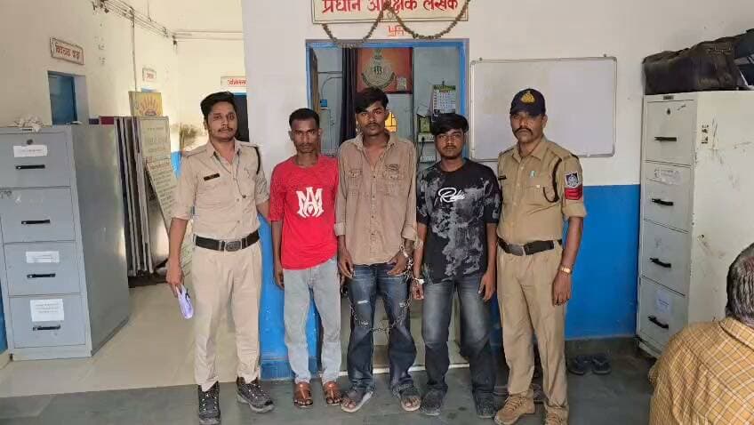 सतना,अवैध नशीली प्रतिबंधित कफ सिरप की बिक्री एवं परिवहन करने वाले 03 आरोपी को कोतवाली पुलिस ने किया गिरफ्तार
घटना का विवरण - दिनांक 22.08.2026 को थाना सिटी कोतवाली पुलिस टीम शहर भ्रमण एवं अपराधों की रोकथाम हेतु भ्रमणरत थी। इसी दौरान विश्वसनीय मुखबिर से सूचना प्राप्त हुई कि दो व्यक्ति प्रतिबंधित नशीली कफ सिरप लेकर स्टेशन की ओर पैदल जा रहे हैं। मुखबिर द्वारा दोनों व्यक्तियों के हुलिए एवं उनके पास मौजूद बैग के संबंध में जानकारी दी गई।सूचना की तस्दीक हेतु पुलिस टीम द्वारा रामना टोला से स्टेशन जाने वाली गली में घेराबंदी की गई। मुखबिर द्वारा बताए गए हुलिए के दो व्यक्ति पुलिस टीम को दिखाई दिए, जिन्होंने पुलिस को देखकर भागने का प्रयास किया। पुलिस स्टाफ द्वारा घेराबंदी कर दोनों को पकड़ लिया गया। पकड़े गए व्यक्तियों से नाम-पता पूछने पर उन्होंने अपना नाम 01. सूरज वर्मा पिता लाला वर्मा, उम्र 20 वर्ष, निवासी बाबा साहब अम्बेडकर नगर, गली नंबर 02, मुंबई, थाना लल्लूबाई, मुंबई (महाराष्ट्र),02. शिवम राजभर उर्फ बादी पिता सुनील राजभर, उम्र 19 वर्ष, निवासी मेहनाजपुर, आजमगढ़ (उ.प्र.), हाल पीएमजी कॉलोनी, मानखुर्द, थाना लल्लूबाई, मुंबई (महाराष्ट्र) बताया। पुलिस द्वारा दोनों के बैग की विधिवत तलाशी लेने पर 39 नग अनरेक्स कफ सिरप बरामद हुई। कफ सिरप के संबंध में वैध दस्तावेज प्रस्तुत करने हेतु पूछताछ की गई, जो उनके पास नहीं होना बताया गया पूछताछ के दौरान आरोपियों द्वारा उक्त कफ सिरप बजरहा टोला के पास उदय सिंह से खरीदना बताया गया। आरोपियों के कथन एवं प्राप्त सूचना के आधार पर पुलिस टीम द्वारा संदेही उदय सिंह की तलाश की गई।लाश के दौरान चीकू प्वाइंट, बजरहा टोला के पास एक संदिग्ध व्यक्ति पुलिस को देखकर भागने का प्रयास करता मिला। पुलिस टीम द्वारा घेराबंदी कर उसे पकड़ा गया। पूछताछ में उसने अपना नाम. उदय सिंह उर्फ प्रिन्स उर्फ कल्लू पिका प्रभात, उम्र 19 वर्ष, निवासी आदर्श नगर, हवाई पट्टी, थाना कोलगवां, जिला सतना (म.प्र.)।बताया। पुलिस द्वारा आरोपी उदय सिंह के कब्जे से 22 नग अवैध नशीली कफ सिरप बरामद कर विधिवत जप्त की गई तथा आरोपी को गिरफ्तार किया आरोपीगण 01 सूरज वर्मा पिता लाला वर्मा उम्र 20 वर्ष निवासी बाबा साहब अम्बेडकर नगर गली नंबर 02 मुबई थाना लल्लूबाई मंबई महाराष्ट्र, 02 शिवम राजभर उर्फ बादी पिता सुनील राजभर उम्र 19 वर्ष निवासी मेहनाजपुर आजमगढ उ.प्र. हाल पी एम जी कालोनी मानखुर्द थाना लल्लूबाई मंबई महाराष्ट, 03 उदय सिंह उर्फ प्रिन्स उर्फ कल्लू पिता प्रभात उम्र 19 वर्ष निवासी आदर्श नगर हवाई पट्टी थाना कोलगवां को माननीय न्यायालय पेश किया जाता है ।
गिरफ्तार आरोपी- 01 सूरज वर्मा पिता लाला वर्मा उम्र 20 वर्ष निवासी बाबा साहब अम्बेडकर नगर गली नंबर 02 मुबई थाना लल्लूबाई मंबई महाराष्ट्र, 02 शिवम राजभर उर्फ बादी पिता सुनील राजभर उम्र 19 वर्ष निवासी मेहनाजपुर आजमगढ उ.प्र. हाल पी एम जी कालोनी मानखुर्द थाना लल्लूबाई मंबई महाराष्ट, 03 उदय सिंह उर्फ प्रिन्स उर्फ कल्लू पिका प्रभात उम्र 19 वर्ष निवासी आदर्श नगर हवाई पट्टी थाना कोलगवां ।
जप्त मशरुका – 61 नग प्रतिबंधित अवैध नशीली अनरेक्स कप सीरप कीमती 15,500 रुपये
सराहनीय भूमिका - सउनि हेमराज सिंह, प्रआर 28 सतेन्द्र सिंह , प्रआर 414 राहुल सिंह, आर 1081 उपेश पाठल, आर 652 धीरज यादव , आर 427 नीलेश यादव , आर 381 अजीत सिंह