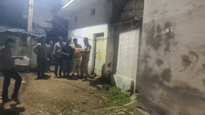 मैहर,पुलिस ने ब्राउन शुगर के बड़े अपराधी को पकड़ा,नईम खान उर्फ (लल्लू खान)पता विनायका मोहल्ला मैहर,ब्राउन शुगर के साथ पकड़ा गया मैहर पुलिस ने अपराधी को घर से उठाया थाना प्रभारी अनिमेष द्विवेदी की टीम के संतोष उलाड़ी राजेंद्र सिंह जय बागारी सुमेश सिंह परिहार हिमांशु साकेत और महिला आरक्षक अलका तिवारी ने छापेमारी कर रात 12:00 आरोपी पकड़ा