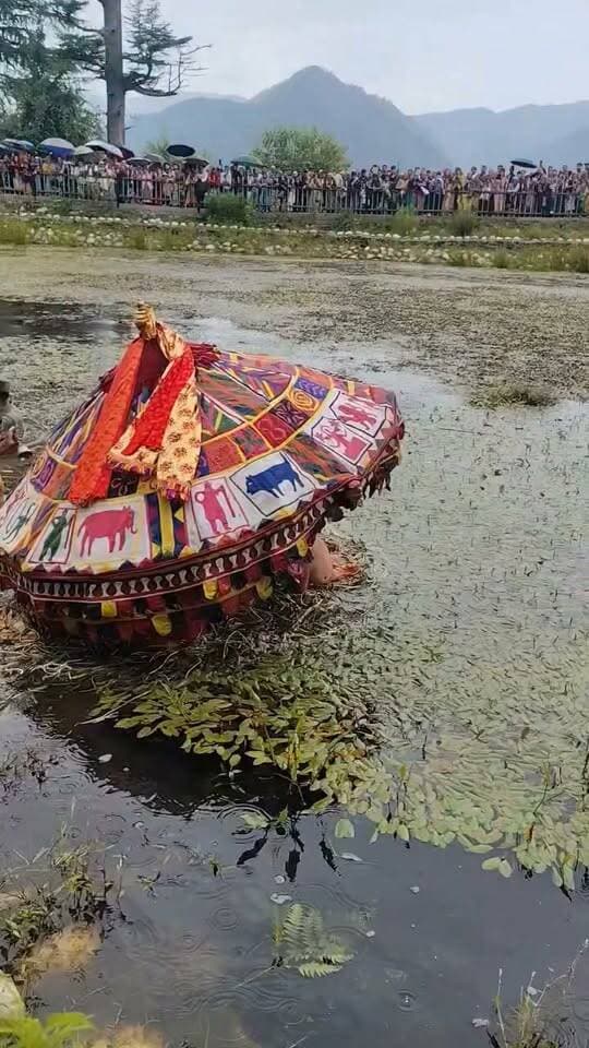 बंजार के बाहू में स्नान करते हुए श्री महाकालेश्वर कोट भझारी जी महाराज एवं श्री महाकाल पझारी जी महाराज।
#reelsvideoシ #kullumamali #bajar #HP