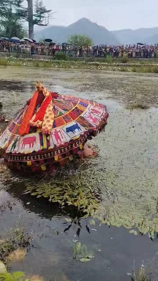 सरोवर में सर्वोच्च तीर्थ परंपरा के तहत दिव्य स्नान करते हुए श्री महाकालेश्वर कोट भझारी जी महाराज एवं श्री महाकाल पझारी जी महाराज।
