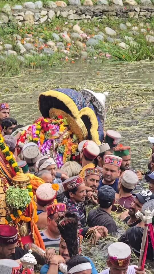 बाहु में दिव्य स्नान करते हुए श्री महाकालेश्वर कोट भझारी जी महाराज और श्री महाकाल पझारी जी महाराज
बाहु,बंजार
कुल्लू
🙏🙏🙏