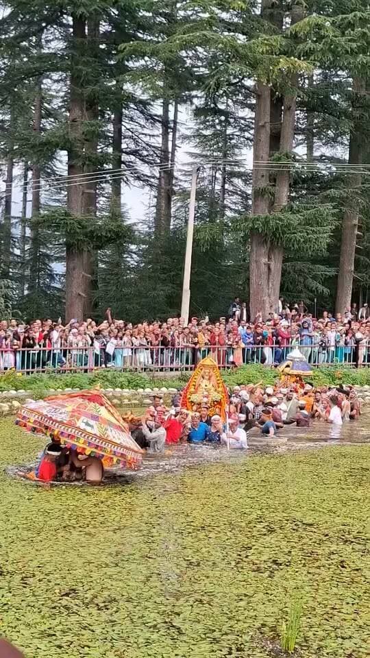 बाहु में दिव्य स्नान करते हुए श्री महाकालेश्वर कोट भझारी जी महाराज और श्री महाकाल पझारी जी महाराज
बाहु,बंजार
कुल्लू
🙏🙏🙏