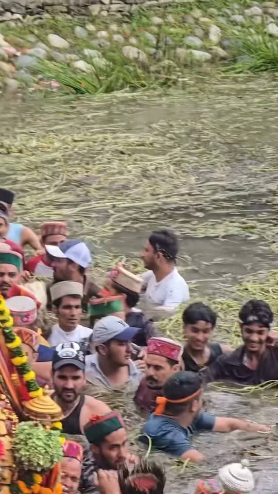 बाहु में दिव्य स्नान करते हुए श्री महाकालेश्वर कोट भझारी जी महाराज और श्री महाकाल पझारी जी महाराज
बाहु,बंजार
कुल्लू
🙏🙏🙏