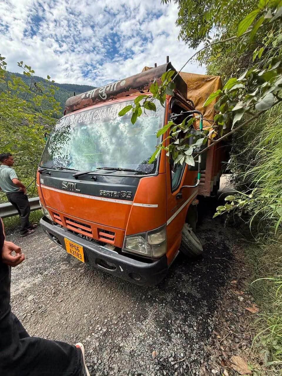NH 305 में बंजार के भेऊट मोड़ में टिप्पर खराब होने से सड़क फिलहाल बंद
बंजार,कुल्लू