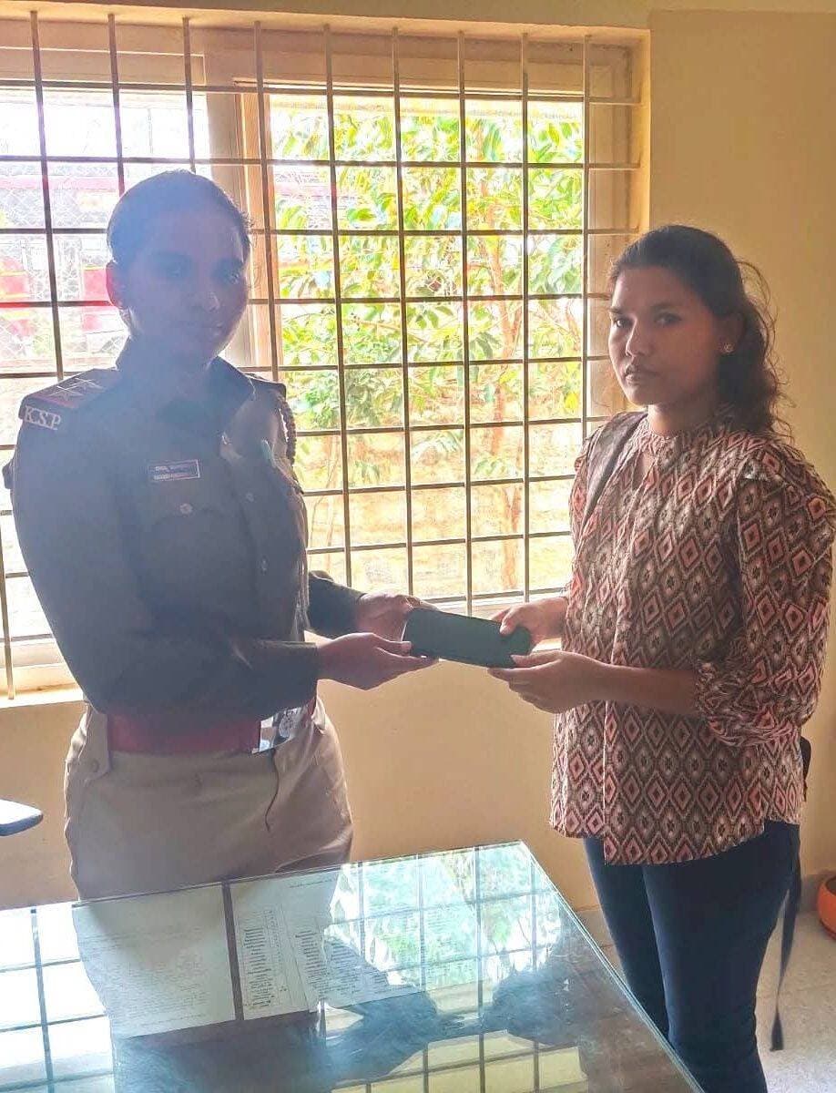 ಚಿಂತಾಮಣಿ ಗ್ರಾಮಾಂತರ ಪೊಲೀಸ್ ಠಾಣಾ ವ್ಯಾಪ್ತಿಯಲ್ಲಿ, ಕಳೆದು ಹೋದ ಮೊಬೈಲ್ ಫೋನ್ ಅನ್ನು ಸಿ.ಇ.ಐ.ಆರ್ ಪೋರ್ಟಲ್ ಮೂಲಕ ಪತ್ತೆ ಮಾಡಿ ವಾರಸುದಾರರಿಗೆ ಹಿಂದುರಿಗಿಸಲಾಗಿರುತ್ತದೆ.
ಸಾರ್ವಜನಿಕರಿಗೆ ಈ ಮೂಲಕ ತಿಳಿಯಪಡಿಸುವುದೇನೆಂದರೆ, ಒಂದು ವೇಳೆ ನೀವು ನಿಮ್ಮ ಮೊಬೈಲ್ ಫೋನ್ ಕಳೆದು ಕೊಂಡಲ್ಲಿ, ಮೊಬೈಲ್ ಫೋನ್ ಗೆ ಸಂಬಂಧಪಟ್ಟ ದಾಖಲಾತಿಗಳು, ನಿಮ್ಮ ಗುರುತಿನ ಪುರಾವೆ, KSP Mobile App ಮೂಲಕ ಪೊಲೀಸ್ ಕಂಪ್ಲೆಂಟ್ ಪ್ರತಿ ಪಡೆದು, CEIR ವೆಬ್ ಪೋರ್ಟಲ್: https://www.ceir.gov.in ರಲ್ಲಿ ವರದಿ ದಾಖಲಿಸಲು ಕೋರಿದೆ.
<nis:link nis:type=tag nis:id=cbpdistpolice nis:value=cbpdistpolice nis:enabled=true nis:link/>
<nis:link nis:type=tag nis:id=spcbpura nis:value=Spcbpura nis:enabled=true nis:link/>
<nis:link nis:type=tag nis:id=cmanirps nis:value=cmaniRps nis:enabled=true nis:link/>
<nis:link nis:type=tag nis:id=ceircbp nis:value=CEIRcbp nis:enabled=true nis:link/>
<nis:link nis:type=tag nis:id=goodwork nis:value=Goodwork nis:enabled=true nis:link/>
<nis:link nis:type=tag nis:id=ceirportal nis:value=CEIRportal nis:enabled=true nis:link/>