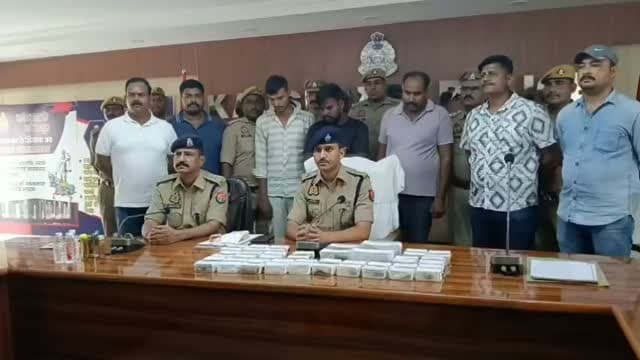 कौशाम्बी। कोखराज पुलिस और एसओजी की रोही चौराहे पर बदमाशों से मुठभेड़ हो गई। पुलिस के मुताबिक जवाबी फायरिंग में अलीशान नामक बदमाश पैर में गोली लगने से घायल हुआ, जबकि उसके तीन साथी प्रदीप, दीपक सोनी और मसरूर गिरफ्तार किए गए। आरोपियों के कब्जे से तमंचा, कारतूस, करीब 1.03 लाख रुपये नकद, जेवरात और चोरी का सामान बरामद हुआ। पुलिस ने फॉर्च्यूनर कार भी कब्जे में ली है।