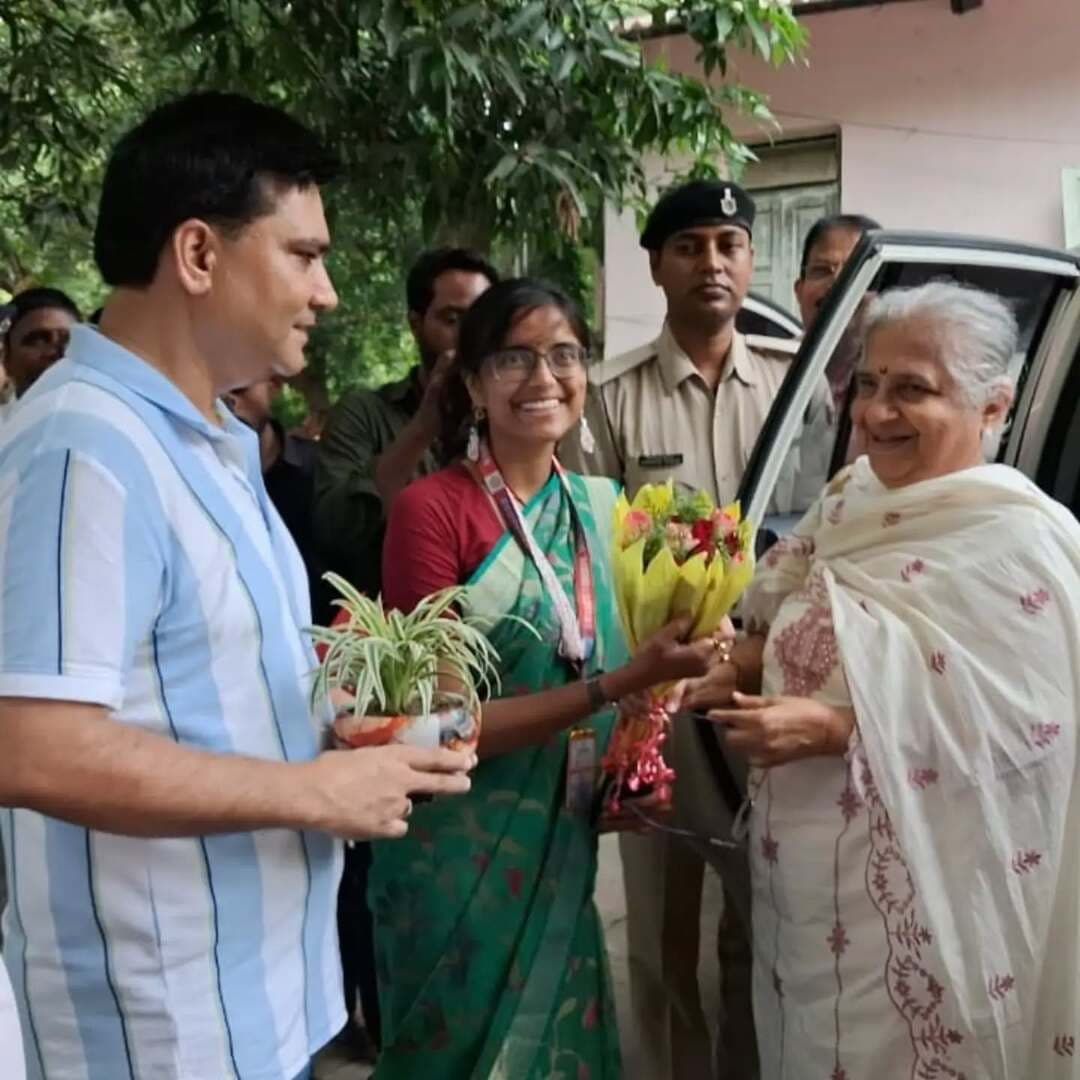🏛️ प्रख्यात लेखिका, समाजसेवी एवं राज्यसभा सांसद श्रीमती सुधा मूर्ति ने किया ऐतिहासिक बराबर गुफाओं का भ्रमण
प्रख्यात लेखिका, समाजसेवी एवं राज्यसभा सांसद श्रीमती सुधा मूर्ति ने आज जहानाबाद स्थित ऐतिहासिक एवं विश्वप्रसिद्ध बराबर गुफाओं का भ्रमण किया। इस दौरान उन्होंने भारत की प्राचीन स्थापत्य एवं शिल्पकला के इस अद्भुत उदाहरण को करीब से देखा और इसकी विशिष्ट निर्माण तकनीक की सराहना की।
श्रीमती सुधा मूर्ति ने विशेष रूप से विशाल चट्टानों को काटकर निर्मित गुफाओं की रॉक-कट स्थापत्य कला, दीवारों पर आज भी दिखाई देने वाली अद्भुत दर्पण जैसी चमकदार पॉलिश तथा गुफाओं के भीतर उत्पन्न होने वाले विशिष्ट ध्वनि एवं प्रतिध्वनि प्रभाव को भारतीय शिल्प कौशल की अनुपम उपलब्धि बताया।
उन्होंने बराबर गुफाओं के ऐतिहासिक, स्थापत्य एवं वैश्विक महत्व की प्रशंसा करते हुए इसे UNESCO World Heritage Site में शामिल किए जाने की अपील की।
🌏 जिला प्रशासन, जहानाबाद देश-दुनिया के गणमान्य व्यक्तियों, इतिहास प्रेमियों, शोधकर्ताओं, विद्यार्थियों एवं सभी पर्यटकों से अपील करता है कि वे इस ऐतिहासिक धरोहर का भ्रमण अवश्य करें और भारत की इस अद्वितीय विरासत को यूनेस्को विश्व धरोहर स्थल पर नई पहचान दिलाने में सहभागी बनें।
बराबर—जहां चट्टानों में इतिहास जीवंत है और हर गुफा भारत की प्राचीन प्रतिभा का गौरवगान करती है। 🇮🇳
#सुधामूर्ति_का_बराबर_भ्रमण#बराबर_गुफाएं
#बराबर_यूनेस्कोविश्वधरोहर_मेंशामिल
#जहानाबाद_का_गौरव_बिहार_की_ऐतिहासिक_धरोहर
#विकसितभारत_समृद्धबिहार_आदर्शजहानाबाद
Soochna Jansampark