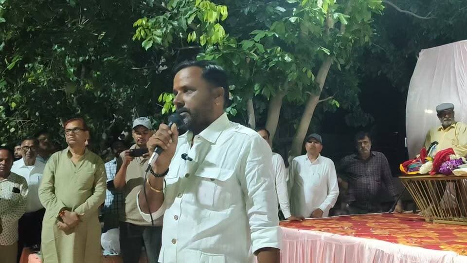 अभिनंदन एवं सम्मान समारोह । काका कॉलोनी वासियों की ओर से निवर्तमान पार्षद हंसराज सिद्ध का भव्य सम्मान।
#Divyanews