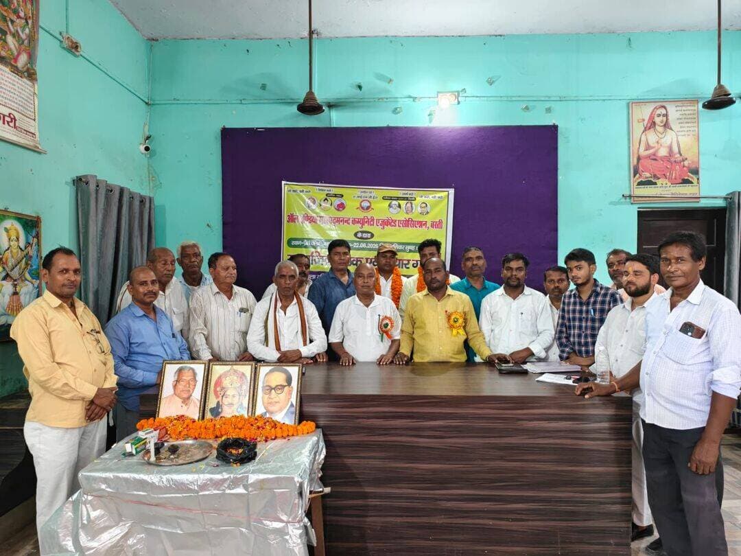 अजय शर्मा जिलाध्यक्ष, मुकेश ठाकुर जिला प्रभारी बने
एआईएमसीईए की समीक्षा बैठक में सामाजिक, आर्थिक, शैक्षणिक , राजनीतिक भूमिका पर विमर्श
बस्ती। शनिवार को ऑल इण्डिया महापदमानन्द कम्युनिटी एजूकेटेड एसोसिएशन ‘ एआईएमसीईए’ की समीक्षा बैठक प्रेस क्लब सभागार में संरक्षक और पूर्व लोकसभा प्रत्याशी ठाकुर प्रेमनन्दवंशी की अध्यक्षता में सम्पन्न हुई। बैठक में आगामी 26 सितम्बर को नन्दवंशी प्रतिभा सम्मान समारोह के आयोजन की रूप रेखा पर विचार करने के साथ ही संगठन के विस्तार पर निर्णय लिये गये। बैठक में सर्व सम्मत से अजय शर्मा को एआईएमसीईए का जिलाध्यक्ष और मुकेश ठाकुर को जिला प्रभारी का दायित्व सौंपा गया।
मुख्य अतिथि प्रदेश संगठन सचिव हरिकेश नन्दबंशी ने कहा कि एआईएमसीईए का उद्देश्य सामाजिक स्तर पर जन जागरूकता करने और सामाजिक कार्य को विस्तार देने, जनहित के सवालों के समाधान के लिये सामूहिक प्रयास तेज करना है। उन्होने जोर दिया कि इसे और गति दिया जाय।
एआईएमसीईए संरक्षक और पूर्व लोकसभा प्रत्याशी ठाकुर प्रेमनन्दवंशी ने बैठक में कहा कि एसोसिएशन द्वारा निरन्तर जागरूकता अभियान चलाने के साथ ही जनहित के सवालों को लेकर रचनात्मक संघर्ष जारी है। कहा कि परस्पर एकजुटता से ही सामाजिक, आर्थिक, शैक्षणिक और राजनीतिक लक्ष्य पूरे होंगे।
समीक्षा बैठक में मुख्य रूप से व्यास मुनि, कैलाश चन्द्र शर्मा, बाबा ठाकुर, ओंकार शर्मा, रामकिशोर ठाकुर, रमेश चन्द्र, लालमणि शर्मा, रवि शर्मा, दिनेश शर्मा, अनिल कुमार शर्मा, विपिन शर्मा, राम स्वरूप, सत्येन्द्र शर्मा, राजमन शर्मा, त्रियुगीनाथ शर्मा, रामचन्द्र शर्मा, संजय शर्मा, प्रदीप ठाकुर, रवि शर्मा आदि उपस्थित रहे।