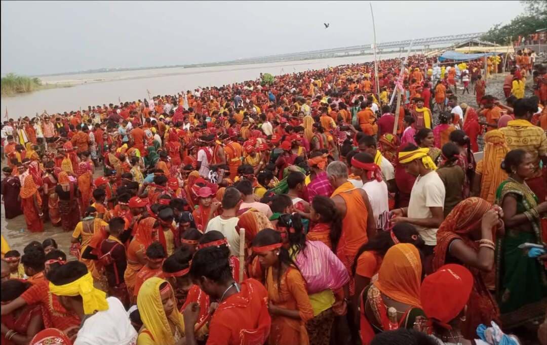 तस्वीर मुंगेर गंगा घाट के छर्रापट्टी की है, अंतिम सोमवारी पर उमड़ा आस्था का जनसैलाब..