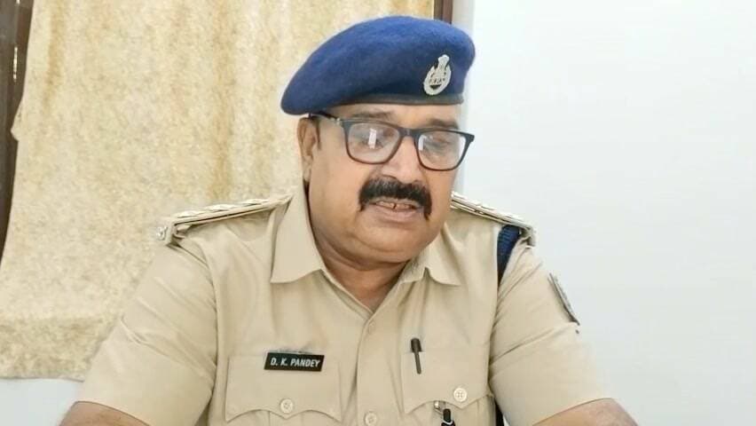 “वायरल वीडियो के सत्यापन के उपरांत बनमा इटहरी थाना में कांड संख्या 153/26, दिनांक 19.08.2026 दर्ज किया गया। वीडियो में माननीय के प्रति आपत्तिजनक शब्दों का प्रयोग करने वाले दोनों विधि-विरुद्ध बालकों को निरुद्ध कर किशोर न्यायालय भेजा गया है। जांच में उक्त वीडियो पुराना पाया गया तथा वीडियो नशे की अवस्था में बनाए जाने की बात सामने आई है: डीएसपी डी.के पांडेय