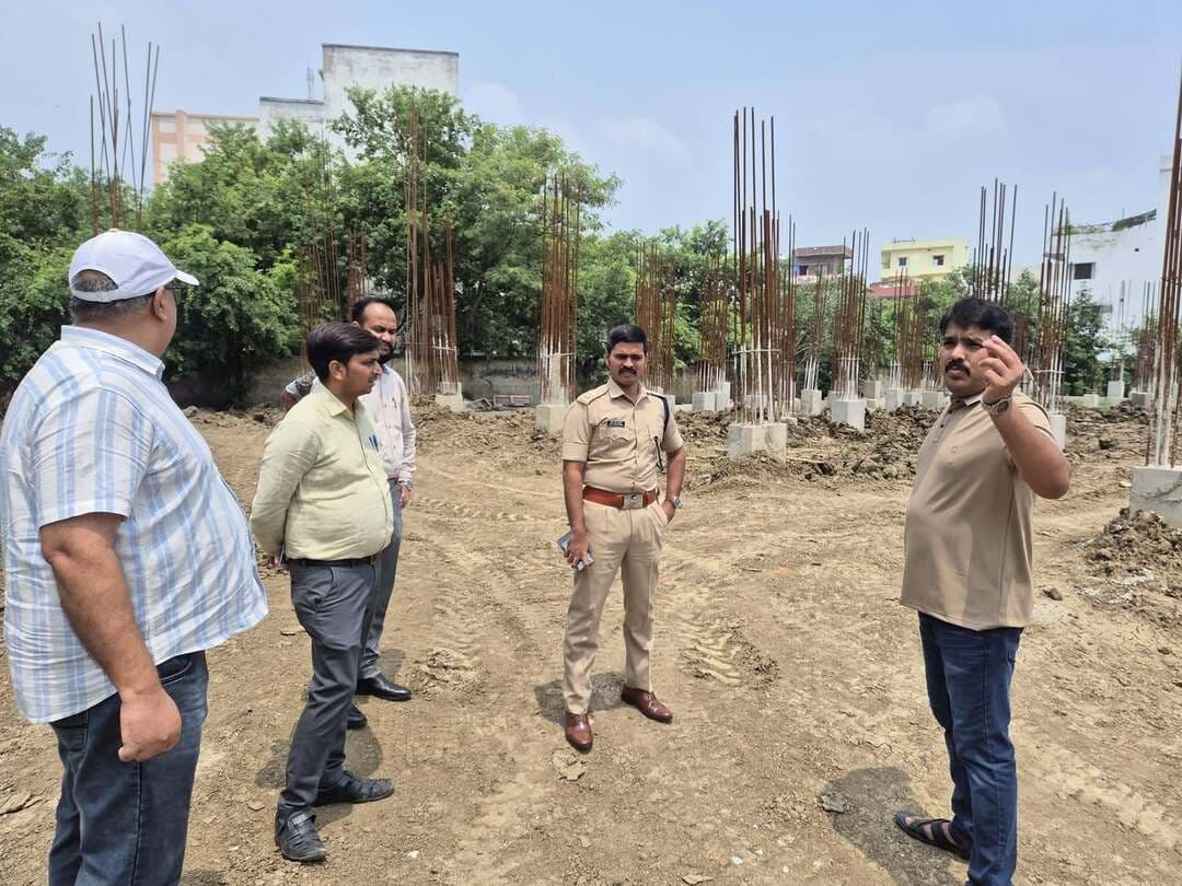150 महिला बैरक के निर्माण कार्य का एसपी ने किया निरीक्षण
जहानाबाद,पुलिस अधीक्षक कोटा किरण कुमार ने रविवार को पुलिस लाइन परिसर में निर्माणाधीन 150 महिला बैरक के स्थल का निरीक्षण किया। इस दौरान अपर पुलिस अधीक्षक, पुलिस उपाधीक्षक (रक्षित) समेत संबंधित पदाधिकारी और निर्माण एजेंसी के प्रतिनिधि मौजूद रहे।
निरीक्षण के दौरान एसपी ने निर्माण कार्य में हुई देरी की समीक्षा की। उन्होंने संबंधित अधिकारियों और निर्माण एजेंसी के प्रतिनिधियों को निर्धारित समयसीमा में कार्य पूरा कराने का निर्देश दिया। साथ ही निर्माण में गुणवत्ता और निर्धारित मानकों का विशेष ध्यान रखने को कहा।
एसपी ने स्पष्ट किया कि निर्माण कार्य में किसी प्रकार की लापरवाही बर्दाश्त नहीं की जाएगी। उन्होंने कार्य की नियमित निगरानी करते हुए समयबद्ध तरीके से निर्माण पूरा कराने के लिए आवश्यक दिशा-निर्देश दिए।