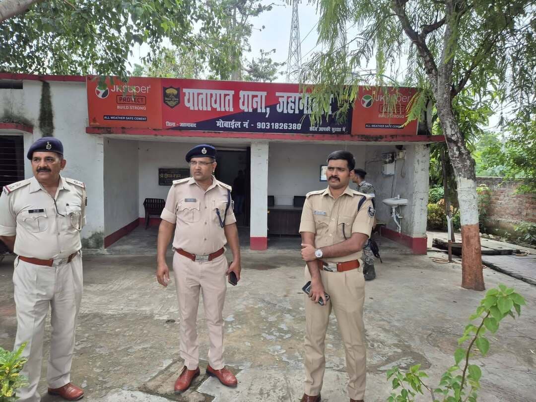 यातायात थाना का एसपी ने किया निरीक्षण, सुगम आवागमन को लेकर दिए निर्देश
जहानाबाद। पुलिस अधीक्षक किरण कुमार ने यातायात थाना का निरीक्षण कर साफ-सफाई, अभिलेखों और लंबित मामलों की समीक्षा की। उन्होंने शहर में सुगम यातायात व्यवस्था बनाए रखने के लिए आवश्यक दिशा-निर्देश दिए।
एसपी ने अवैध पार्किंग के खिलाफ कार्रवाई, नियमित वाहन जांच और प्रभावी ट्रैफिक प्रबंधन सुनिश्चित करने पर जोर दिया। साथ ही दुर्घटना से जुड़े मामलों का त्वरित निष्पादन करने का निर्देश दिया।
उन्होंने विद्यालयों में यातायात जागरूकता अभियान चलाकर विद्यार्थियों को सड़क सुरक्षा नियमों के प्रति जागरूक करने पर भी बल दिया। पुलिस अधीक्षक ने कहा कि सुरक्षित यातायात और सुगम आवागमन के लिए पुलिस लगातार प्रयासरत है।