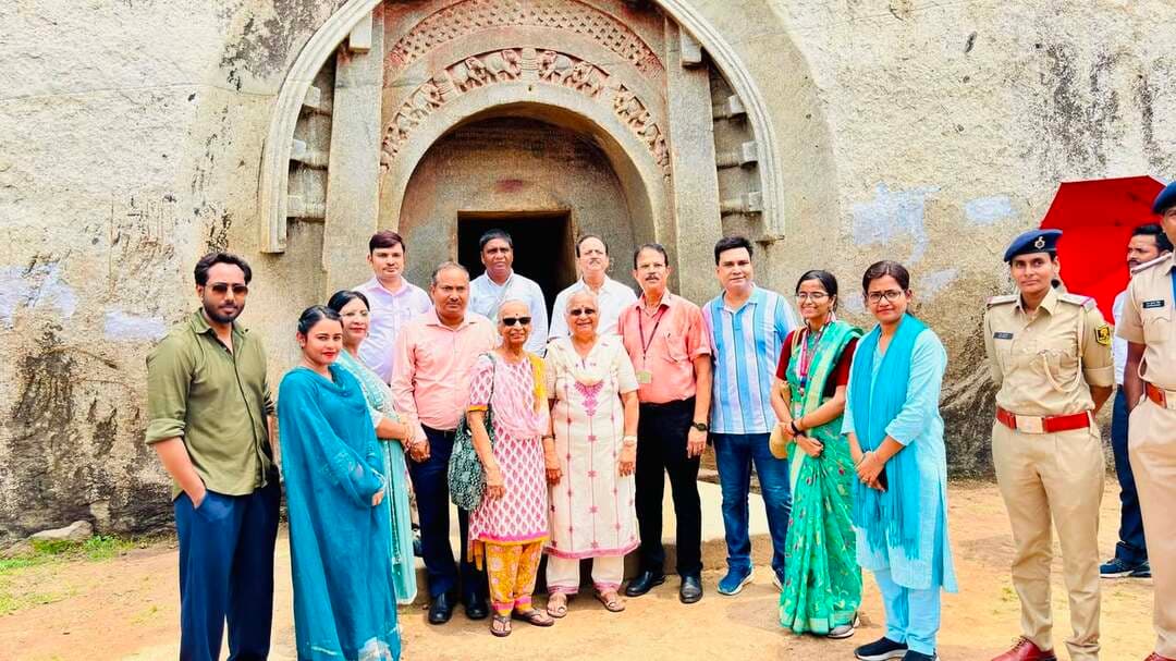 प्रख्यात लेखिका, समाजसेवी एवं राज्यसभा सांसद सुधा मूर्ति ने किया ऐतिहासिक बराबर गुफाओं का भ्रमण
सुधा मूर्ति ने किया ऐतिहासिक बराबर गुफाओं का भ्रमण
जहानाबाद। प्रख्यात लेखिका, समाजसेवी एवं राज्यसभा सांसद सुधा मूर्ति ने रविवार को जिले की विश्वप्रसिद्ध ऐतिहासिक बराबर गुफाओं का भ्रमण किया। उन्होंने प्राचीन शैलकृत स्थापत्य कला, निर्माण तकनीक और गुफाओं के ऐतिहासिक महत्व की जानकारी ली। इस दौरान उन्होंने इस अनमोल धरोहर को यूनेस्को विश्व धरोहर स्थल में शामिल किए जाने की अपील की।
सुधा मूर्ति के आगमन पर अपर समाहर्ता, विभागीय जांच विनय कुमार सिंह ने पुष्पगुच्छ देकर उनका स्वागत किया। भ्रमण के दौरान उन्होंने विशाल चट्टानों को काटकर बनाई गई गुफाओं की अद्भुत रॉक-कट स्थापत्य कला का अवलोकन किया। गुफाओं की दीवारों पर आज भी दिखाई देने वाली दर्पण जैसी चमकदार पॉलिश तथा भीतर उत्पन्न होने वाले विशिष्ट ध्वनि एवं प्रतिध्वनि प्रभाव ने उन्हें विशेष रूप से प्रभावित किया।
उन्होंने कहा कि बराबर गुफाएं प्राचीन भारत की उन्नत इंजीनियरिंग, वैज्ञानिक सोच और अद्भुत शिल्प कौशल का उत्कृष्ट उदाहरण हैं। गुफाओं के ऐतिहासिक, पुरातात्विक एवं स्थापत्य महत्व से प्रभावित होकर उन्होंने इसे यूनेस्को विश्व धरोहर स्थल में शामिल करने की दिशा में पहल की अपील की, ताकि इस प्राचीन विरासत को वैश्विक पहचान मिल सके।
जिला प्रशासन ने देश-दुनिया के इतिहासकारों, शोधकर्ताओं, विद्यार्थियों, पर्यटकों एवं विरासत प्रेमियों से बराबर गुफाओं का भ्रमण करने की अपील की है। प्रशासन का कहना है कि इस धरोहर के ऐतिहासिक एवं सांस्कृतिक महत्व को व्यापक स्तर पर प्रचारित कर पर्यटन के क्षेत्र में इसकी पहचान को और मजबूत किया जाएगा।
बराबर गुफाएं केवल एक ऐतिहासिक स्थल नहीं, बल्कि प्राचीन भारत की वैज्ञानिक प्रतिभा, स्थापत्य कौशल और समृद्ध सांस्कृतिक विरासत का जीवंत प्रमाण हैं।
इस अवसर पर अनुमंडल लोक शिकायत निवारण पदाधिकारी, जिला कला एवं संस्कृति पदाधिकारी सहित अन्य पदाधिकारी उपस्थित थे।