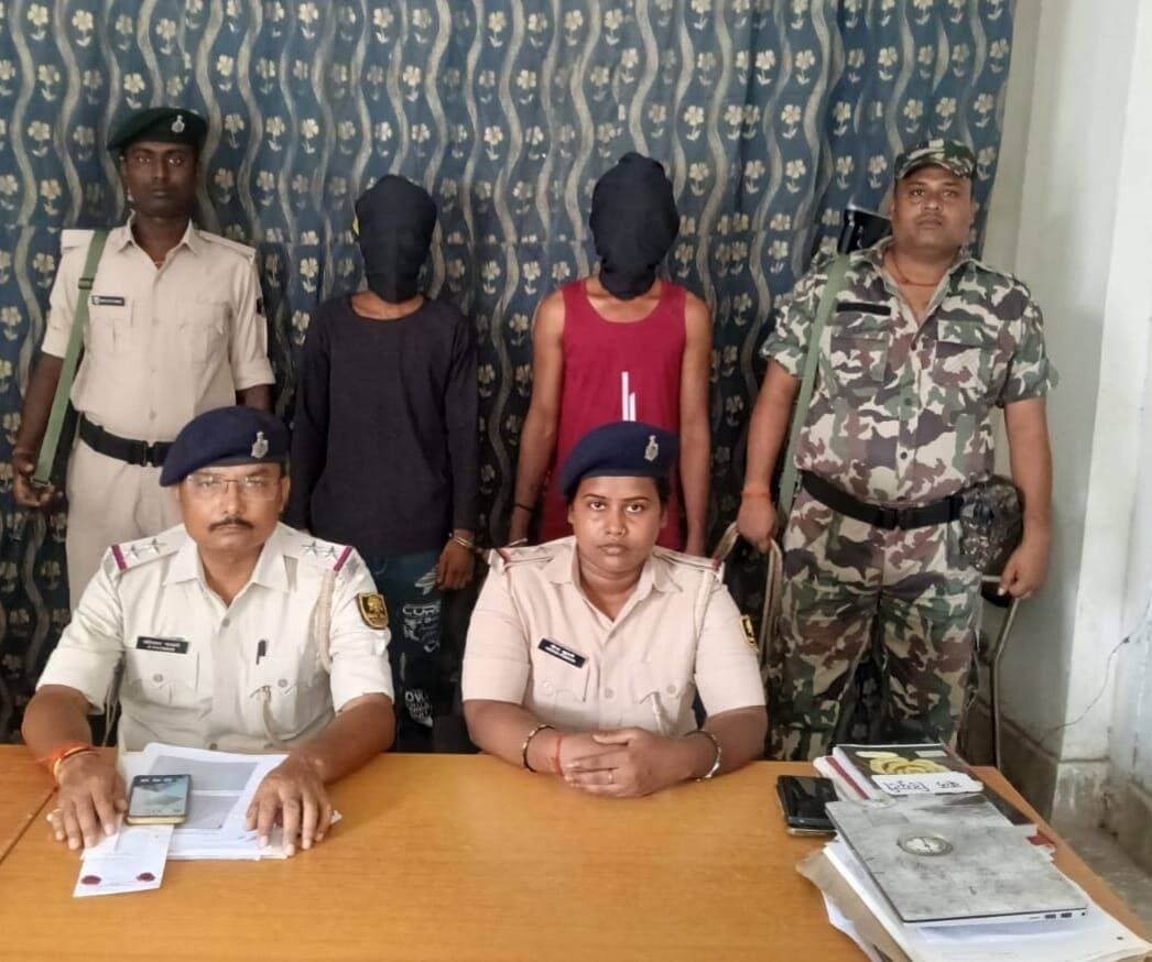 मेजरगंज में चाकू मारकर हत्या, 24 घंटे के अंदर दो आरोपी गिरफ्तार
सीतामढ़ी जिले के मेजरगंज थाना क्षेत्र में हुई हत्या के मामले में पुलिस ने बड़ी सफलता हासिल की है। पुलिस ने घटना के महज 24 घंटे के अंदर कार्रवाई करते हुए दो आरोपियों को गिरफ्तार कर लिया है।
पुलिस के अनुसार, 21 अगस्त 2026 को मेजरगंज थाना क्षेत्र के रतनपुर गांव में एक व्यक्ति की चाकू मारकर हत्या कर दी गई थी। घटना के संबंध में मृतक की वादिनी द्वारा लिखित आवेदन दिए जाने के बाद मेजरगंज थाना में कांड संख्या 309/26 दर्ज किया गया।
प्रारंभिक जांच में सामने आए साक्ष्यों के आधार पर पुलिस ने त्वरित कार्रवाई करते हुए मामले में संलिप्त दो आरोपियों को गिरफ्तार किया। गिरफ्तार आरोपियों की पहचान अमित अंसारी, निवासी रतनपुर, थाना मेजरगंज और दानिश अंसारी, निवासी मौलानगर, थाना बेलसंड के रूप में हुई है।
पुलिस के मुताबिक हत्या की वजह पारिवारिक विवाद से जुड़ी बताई जा रही है। मृतक द्वारा अपनी पुत्री को ससुराल जाने से रोकने को लेकर उत्पन्न विवाद के दौरान हत्या किए जाने की बात सामने आई है।
पुलिस ने दोनों आरोपियों को गिरफ्तार कर आगे की कानूनी कार्रवाई शुरू कर दी है। मामले में अन्य बिंदुओं पर भी जांच जारी है।
पुलिस की त्वरित कार्रवाई से 24 घंटे में मामले का खुलासा होने पर क्षेत्र में पुलिस की कार्रवाई की सराहना की जा रही है।