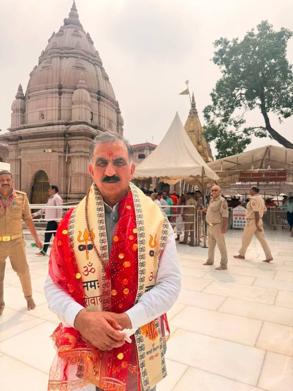 मुख्यमंत्री ठाकुर सुखविंदर सिंह सुक्खू ने आज वाराणसी के काशी विश्वनाथ मंदिर में पूजा-अर्चना की और हिमाचल प्रदेश के लोगों की शांति, समृद्धि और भलाई के लिए प्रार्थना की।