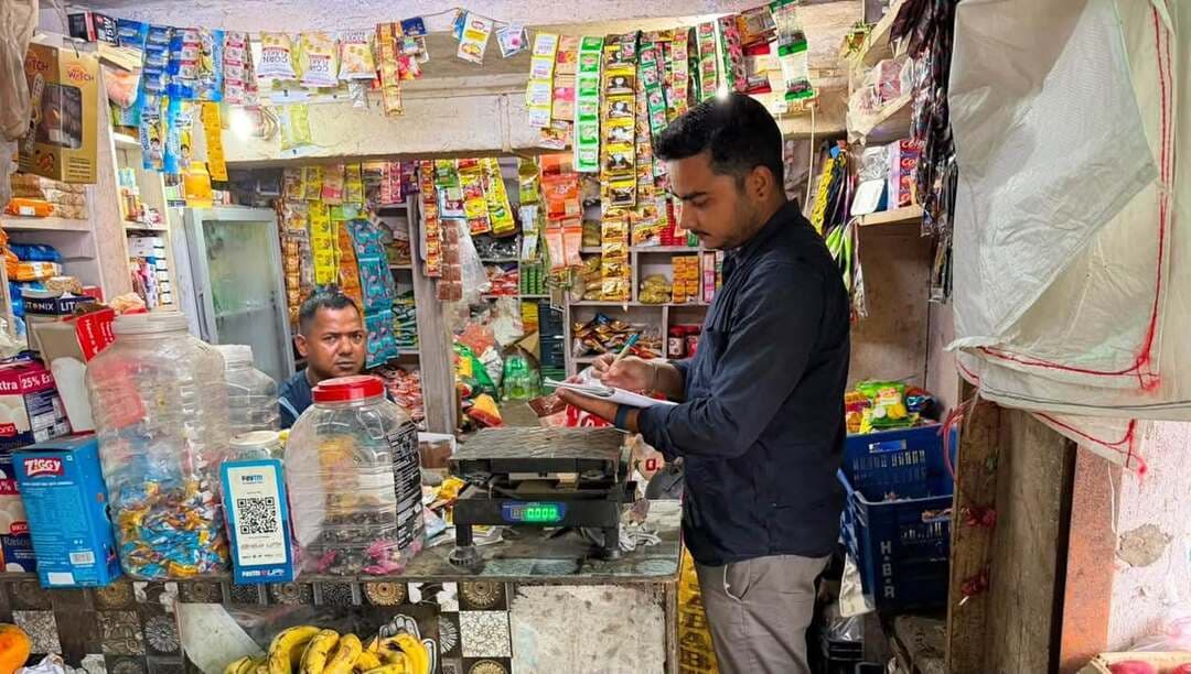#चीनी की जमाखोरी पर प्रशासन की सख्ती
#चीनी की अवैध जमाखोरी और कालाबाजारी रोकने के लिए पौड़ी जनपद में खाद्य एवं पूर्ति विभाग ने व्यापक छापेमारी अभियान चलाया। जिलाधिकारी स्वाति एस. भदौरिया के निर्देश पर 11 टीमों ने कोटद्वार, पौड़ी, श्रीनगर, पाबौ, लैंसडाउन, सतपुली सहित विभिन्न बाजारों में खाद्य दुकानों का औचक निरीक्षण किया।
टीमों ने चीनी के स्टॉक और उपलब्धता की जांच करते हुए दुकानदारों को नियमों का पालन करने तथा अनावश्यक भंडारण से बचने के निर्देश दिए। कालाबाजारी या अवैध बिक्री में संलिप्त पाए जाने पर नियमानुसार कड़ी कार्रवाई की चेतावनी दी गई।
प्रशासन ने स्पष्ट किया है कि उपभोक्ताओं को आवश्यक खाद्य सामग्री की पर्याप्त उपलब्धता सुनिश्चित करने के लिए बाजारों की लगातार निगरानी और औचक चेकिंग जारी रहेगी।
#पौड़ी #चीनी #कालाबाजारी #जमाखोरी #खाद्यपूर्ति विभाग #प्रशासन