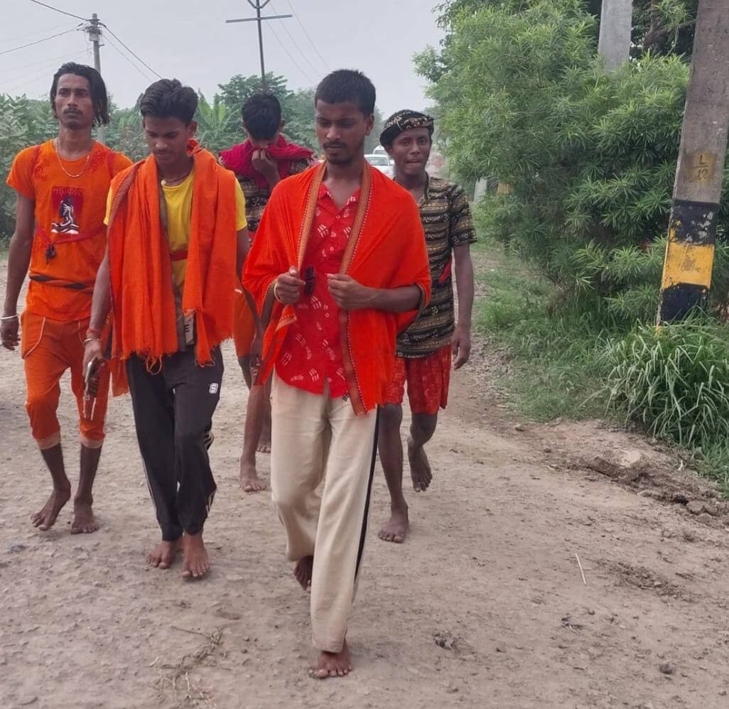 "सिमरिया से यहां तक आने में उतनी थकावट और कष्ट नहीं हुआ, जितना इस उखड़ी हुई सड़क के कुछ किलोमीटर के टुकड़े ने दे दिया। पैरों में छालों के साथ नुकीले पत्थर चुभ रहे थे। यह स्थिति देवघर के प्रसिद्ध सुइया पहाड़ की कठिन चढ़ाई से भी ज्यादा कष्टदायी महसूस हो रही है।"
संवाददाता मुकेश कुमारबीहट
अशोक साहनी, कांवरिया
अंतिम सोमवारी को होगा जलाभिषेक तमाम शारीरिक कष्टों और प्रशासनिक उपेक्षा के बावजूद कांवरियों की आस्था नहीं डगमगाई। 'हर-हर महादेव' और 'बोल बम' के जयकारों के साथ नवयुवक कमरिया संघ का यह जत्था अपने गंतव्य की ओर अग्रसर है। संघ का लक्ष्य अंतिम सोमवारी के अवसर पर रोसड़ा स्थित गंडकीनाथ धाम (गोलाघाट) पहुंचकर बाबा भोलेनाथ का पूर्ण विधि-विधान के साथ जलाभिषेक करना है।
स्थानीय श्रद्धालुओं और कांवरियों ने मांग की है कि इस बदहाल मार्ग की अविलंब सुध ली जाए ताकि आगे गुजरने वाले अन्य शिवभक्तों को इस तरह के नारकीय कष्ट का सामना न करना पड़े।पथरीली राहों पर डिगा नहीं 'बोल बम' का हौसलाः सिमरिया से जल भरकर रोसड़ा लौट रहे कांवरियों को उखड़ी सड़क ने रुलाया, देवघर के सुइया पहाड़ सी लगी राह
चौथी सोमवारी को लेकर बाबा गंडकी नाथ धाम (गोलाघाट, रोसड़ा) के नवयुवक कमरिया संघ का जत्था सिमरिया गंगा घाट से पवित्र गंगाजल लेकर पैदल रोसड़ा के लिए रवाना हुआ। सिमरिया से चकिया, बीहट और जीरोमाइल के रास्ते अनुशासित ढंग से आगे बढ़ रहे कांवरियों को पिपरा पटेल चौक पर पहुंचते ही भारी कुप्रबंधन का सामना करना पड़ा।
पिपरा देवसपटेल चौक से पकौल चौक तक सड़क बदहाल पटेल चौक से लेकर पकौल चौक तक संवेदक (ठेकेदार) द्वारा सड़क को उखाड़कर जस की तस स्थिति में छोड़ दिया गया है। पूरी सड़क पर बड़े-बड़े नुकीले कंकड़-पत्थर फैले हुए हैं। नंगे पांव चल रहे कांवरियों के पैरों में ये कंकड़ चुभते रहे, जिससे उनका पैदल चलना दूभर हो गया