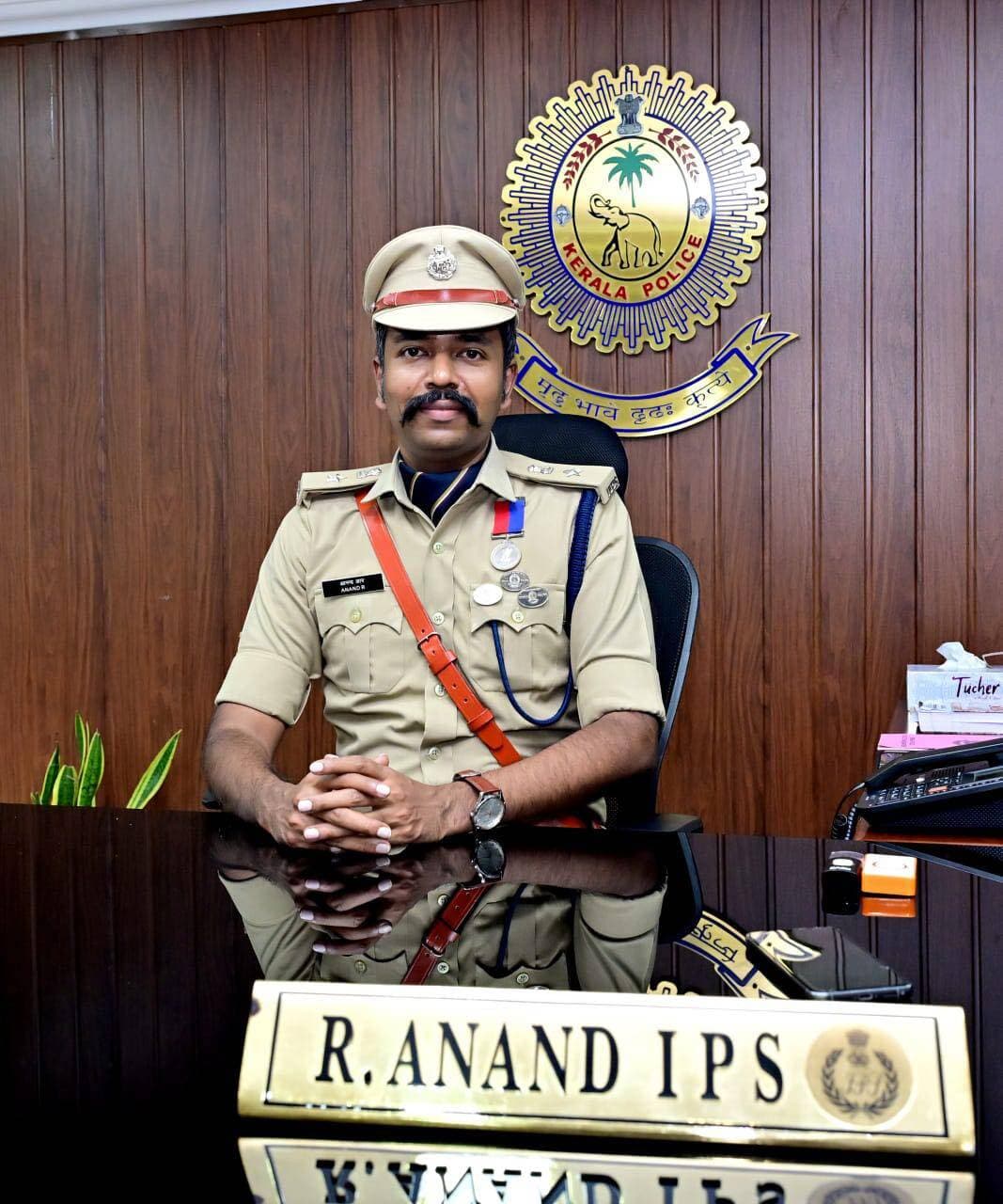 പത്തനംതിട്ട ജില്ലാ പോലീസിന് അഭിമാനം; 'രാജ്യത്തെ മികച്ച 100 ജില്ലാ പോലീസ് മേധാവിമാരിൽ ഒരാളായി R ആനന്ദ് IPS'
രാജ്യത്തെ മികച്ച 100 ജില്ലാ പോലീസ് മേധാവിമാരെ തെരഞ്ഞെടുത്തതിൽ പത്തനംതിട്ട ജില്ലാ പോലീസ് മേധാവി R ആനന്ദ് IPS ഉം.
ഫെയിം ഇന്ത്യ-ഏഷ്യ പോസ്റ്റ് ആണ് രാജ്യത്തെ ഏറ്റവും മികച്ച 100 ജില്ലാ പോലീസ് മേധാവിമാരെ കണ്ടെത്തുന്നതിനായുള്ള ബൃഹത് പദ്ധതി സംഘടിപ്പിച്ചത്.
ഫെയിം ഇന്ത്യ ഏഷ്യ പോസ്റ്റ് ഈയാഴ്ച ഇന്ത്യയിലെ 100 മികച്ച പോലീസ് മേധാവികളുടെ പട്ടിക പുറത്തിറക്കി. അവരുടെ നേതൃത്വ പാടവം ഫലപ്രദമായ ക്രമസമാധാന മാനേജ്മെന്റ്, കുറ്റകൃത്യങ്ങൾ നിയന്ത്രിക്കുന്നതിനായുള്ള പ്രവർത്തനങ്ങൾ, പൗരകേന്ദ്രീകൃതമായ പോലീസിംഗ് എന്നിവയും കൂടാതെ പൊതുജനങ്ങൾക്ക് സുരക്ഷിതമായ അന്തരീക്ഷം സൃഷ്ടിക്കുന്നതിനും അതാത് അധികാരപരിധികളിൽ പൊതുജനവിശ്വാസം ശക്തിപ്പെടുത്തുന്നതിനും ഗണ്യമായ സംഭാവന നൽകിയ പോലീസ് ഉദ്യോഗസ്ഥരെയാണ് തെരഞ്ഞെടുപ്പിനായി പരിഗണിച്ചത്.
കേരളത്തിൽനിന്ന് മൂന്ന് ജില്ലാ പോലീസ് മേധാവിമാരാണ് ഈ ബഹുമതിക്ക് അർഹരായത്. പത്തനംതിട്ട ജില്ല പോലീസ് മേധാവി R ആനന്ദ് IPS , കോട്ടയം ജില്ലാ പോലീസ് മേധാവി സാബു മാത്യു IPS , കാസർഗോഡ് ജില്ലാ പോലീസ് മേധാവി വിജയ് ഭാരത് റെഢി IPS എന്നിവരാണ് കേരളത്തിൽ നിന്ന് ഈ പട്ടികയിൽ ഇടം പിടിച്ചത്.
2016 ബാച്ച് കേരള കേഡർ IPS ഉദ്യോഗസ്ഥനായ R ആനന്ദ് IPS , പോലീസ് സംവിധാനങ്ങളിൽ വളരെയധികം പുരോഗമനപരമായ മാറ്റങ്ങൾക്കും നവീകരണങ്ങൾക്കും നേതൃത്വം കൊടുക്കുന്ന ജില്ലാ പോലീസ് മേധാവിയാണ്. ഇദ്ദേഹത്തിന്റെ നേതൃത്വത്തിൽ പത്തനംതിട്ട ജില്ലയിലെ പോലീസ് സ്റ്റേഷനുകളിൽ ആകമാനവും , പത്തനംതിട്ട ജില്ലാ പോലീസ് ഓഫീസിലും കൊണ്ടുവന്ന നവീകരണ പ്രവർത്തനങ്ങൾക്കും , ഓഫീസ് പരിസ്ഥിതി സൗഹൃദമായി നിലനിർത്തൽ , പൊതു ജനങ്ങൾക്ക് ഏറ്റവും ഉപകാരപ്രദമായ രീതിയിൽ ഓഫീസ് സംവിധാനങ്ങളെ പരിഷ്കരിക്കൽ മുതലായ പ്രവർത്തനങ്ങൾക്ക് നാല് ISO അംഗീകാരങ്ങൾ ഓഗസ്റ്റ് മാസത്തിൽ ലഭിക്കുകയുണ്ടായി. ബഹു : കേരള ആഭ്യന്തരമന്ത്രി ശ്രീ. രമേശ് ചെന്നിത്തല പത്തനംതിട്ട ജില്ലാ പോലീസ് ഓഫീസ് അങ്കണത്തിൽ വച്ച് നടന്ന ചടങ്ങിൽ നാല് ISO സർട്ടിഫിക്കറ്റുകൾ ജില്ലാ പോലീസ് മേധാവിക്ക് കൈമാറിയിരുന്നു.
ഇത്തരത്തിൽ നാല് അംഗീകാരങ്ങൾ ലഭിക്കുന്ന രാജ്യത്തെ ആദ്യ പോലീസ് ഓഫീസും ISO അംഗീകാരം ലഭിക്കുന്ന രാജ്യത്തെ ആദ്യത്തെ SP ഓഫീസുമാണ് പത്തനംതിട്ട ജില്ലാ പോലീസ് ഓഫീസ്.
R ആനന്ദ് IPS പത്തനംതിട്ട ജില്ലാ പോലീസ് മേധാവി ആകുന്നതിന് മുൻപ് പാലക്കാട് , വയനാട് ജില്ലകളുടെ പോലീസ് മേധാവിയായും , KAP രണ്ടാം ബറ്റാലിയന്റെ കമാണ്ടന്റ് ആയും ചുമതല വഹിച്ചിട്ടുണ്ട്. പാലക്കാട് ജില്ലാ പോലീസ് മേധാവി ആയിരുന്ന സമയത്ത് ജില്ലാ പോലീസ് ഓഫീസിന്റെ മികച്ച പ്രവർത്തനങ്ങൾക്കായി പാലക്കാട് ജില്ലാ പോലീസ് ഓഫീസിനും ISO അംഗീകാരം നേടിയെടുക്കാൻ സാധിച്ചു. തുടർന്ന് സ്റ്റേറ്റ് സ്പെഷ്യൽ ബ്രാഞ്ച് ഹെഡ് ക്വാർട്ടേഴ്സിൽ VIP സെക്യൂരിറ്റി ചുമതലയുള്ള SP ആയും , കൂടാതെ പോലീസ് ഹെഡ് ക്വാർട്ടേഴ്സിൽ AIG ആയും സേവനമനുഷ്ഠിച്ചു.
വിശിഷ്ട സേവനത്തിനും കുറ്റകൃത്യങ്ങൾ തെളിയിക്കുന്നതിലെ മികവിനുമായി മൂന്ന് തവണ സംസ്ഥാന പോലീസ് മേധാവിയുടെ ബാഡ്ജ് ഓഫ് ഓണർ ബഹുമതിക്ക് അർഹനായിട്ടുണ്ട്. കൂടാതെ കേന്ദ്ര ആഭ്യന്തര മന്ത്രിയുടെ 'എക്സലൻസ് ഇൻ ഇൻവെസ്റ്റിഗേഷൻ' മെഡലും കരസ്ഥമാക്കിയിട്ടുണ്ട്.
മറ്റ് ജില്ലാ പോലീസ് മേധാവികളിൽ നിന്ന് വിഭിന്നമായി ജില്ലാ പോലീസ് ഓഫീസിൽ പരാതിക്കാരായിയെത്തുന്ന അംഗപരിമിതരും പ്രായം ചെന്നവരും ആയ ആളുകളുടെ മുന്നിലേക്ക് ചെന്ന് പരാതി സ്വീകരിക്കുന്നതും , അപ്പോൾ തന്നെ അതിന് ആവശ്യമായ നടപടി സ്വീകരിക്കുവാൻ ഉദ്യോഗസ്ഥർക്ക് വേണ്ട നിർദ്ദേശങ്ങൾ നൽകുന്നതും ഇദ്ദേഹത്തിന്റെ രീതിയാണ്. വലിപ്പച്ചെറുപ്പം ഇല്ലാതെ ഏവരെയും തുല്യരായി കാണണമെന്ന ഈ സന്ദേശം ജില്ലയിലെ മുഴുവൻ പോലീസ് ഉദ്യോഗസ്ഥരും പിന്തുടരണം എന്ന് അദ്ദേഹം തന്റെ പ്രവർത്തിയിലൂടെ കാണിച്ചു തരുന്നു.
വികസിതവും സമ്പന്നവുമായ ഒരു സമൂഹത്തിനെ നിർവചിക്കുന്ന സവിശേഷതകളിൽ ഒന്ന് നിയമവാഴ്ചയിൽ പൗരന്മാർക്കുള്ള സുരക്ഷയും വിശ്വാസവുമാണ്. ആളുകൾക്ക് സുരക്ഷിതത്വം തോന്നുമ്പോൾ, വിദ്യാഭ്യാസം, ബിസിനസ്സ്, വ്യവസായം, നിക്ഷേപം, സാമൂഹിക പ്രവർത്തനങ്ങൾ എന്നിവ അഭിവൃദ്ധി പ്രാപിക്കും. അതിനാൽ ഏതൊരു സംസ്ഥാനത്തിന്റെയും ജില്ലയുടെയും മൊത്തത്തിലുള്ള വികസനത്തിന് ഫലപ്രദമായ നിയമവും ക്രമസമാധാനവും ഒരു പ്രധാന അടിത്തറയാണ്.
ജില്ലകളുടെയും പ്രധാന പോലീസ് യൂണിറ്റുകളുടെയും ഉത്തരവാദിത്തമുള്ള പോലീസ് മേധാവികൾ - എസ്പിമാർ, എസ്എസ്പിമാർ, ഡിസിപിമാർ, പോലീസ് കമ്മീഷണർമാർ അല്ലെങ്കിൽ തത്തുല്യ ഉദ്യോഗസ്ഥർ എന്നീ പദവികൾ അലങ്കരിക്കുന്നവർ ക്രമസമാധാനം നിലനിർത്തുന്നതിലും, കുറ്റകൃത്യങ്ങൾ നിയന്ത്രിക്കുന്നതിലും, സ്ത്രീകളെയും കുട്ടികളെയും സംരക്ഷിക്കുന്നതിലും, സൈബർ, സംഘടിത കുറ്റകൃത്യങ്ങൾക്കെതിരെ പോരാടുന്നതിലും, ഗതാഗതം നിയന്ത്രിക്കുന്നതിലും, അടിയന്തരാവസ്ഥകളിലും പ്രതിസന്ധികളിലും വേഗത്തിലും ഫലപ്രദവുമായ നേതൃത്വം നൽകുന്നതിലും പ്രധാന പങ്ക് വഹിക്കുന്നു.
കുറ്റകൃത്യങ്ങൾ നിയന്ത്രിക്കാനുള്ള കഴിവ് കൊണ്ട് മാത്രം ഫലപ്രദമായ ഒരു പോലീസ് മേധാവിയെ നിർവചിക്കാനാവില്ല. പോലീസും പൊതുജനങ്ങളും തമ്മിൽ വിശ്വാസപരമായ ബന്ധം കെട്ടിപ്പടുക്കുന്നതും ഒരുപോലെ പ്രധാനമാണ്. സാങ്കേതികവിദ്യയുടെ ഫലപ്രദമായ ഉപയോഗം, സുതാര്യവും ഉത്തരവാദിത്തമുള്ളതുമായ ഭരണസംവിധാനം, സമൂഹാധിഷ്ഠിതമായ പോലീസിംഗ്, ദ്രുത പ്രതികരണം, സംവേദനക്ഷമതയുള്ള പൊതുഭരണം എന്നിവ സുരക്ഷിതവും പുരോഗമനപരവുമായ ഒരു അന്തരീക്ഷം സൃഷ്ടിക്കുന്നതിൽ നിർണായക പങ്ക് വഹിക്കും.
പോസിറ്റീവും സൃഷ്ടിപരവുമായ പത്രപ്രവർത്തനത്തോടുള്ള സംഘടനയുടെ പ്രതിബദ്ധതയ്ക്ക് അനുസൃതമായി, സമൂഹത്തിൽ അർത്ഥവത്തായ പോസിറ്റീവ് സ്വാധീനം ചെലുത്തിയ നേതൃത്വത്തിന്റെയും പ്രകടനത്തിന്റെയും ഭരണാധികാരികളുടെയും പൊതുപ്രവർത്തകരുടെയും പ്രവർത്തനങ്ങളെ അംഗീകരിക്കാനും ഉയർത്തിക്കാട്ടാനും ഫെയിം ഇന്ത്യ ശ്രമിക്കുന്നുവെന്ന് എഡിറ്റർ ധീരജ് കുമാർ പറഞ്ഞു. മികച്ച പോലീസ് നേതൃത്വത്തെ തിരഞ്ഞെടുക്കുന്നത് ഈ തുടർച്ചയായ സംരംഭത്തിന്റെ ഭാഗമാണ്.
രാജ്യത്തുടനീളമുള്ള നിരവധി ജില്ലാ പോലീസ് മേധാവികളും പോലീസ് യൂണിറ്റുകളുടെ തലവന്മാരും ക്രമസമാധാന, പൊതുസുരക്ഷാ ചുമതലകൾ നിർവഹിച്ചു വരുന്നുണ്ടെന്ന് അദ്ദേഹം പറഞ്ഞു. അതിനാൽ, ഇത്രയും വിശാലമായ ഒരു കൂട്ടത്തിൽ നിന്ന് 100 ഉദ്യോഗസ്ഥരെ മാത്രം തിരിച്ചറിയുക എന്നത് വെല്ലുവിളി നിറഞ്ഞതും ബഹുതലങ്ങളുള്ളതുമായ ഒരു പ്രക്രിയയായിരുന്നു.
സർവേയുടെ ആദ്യ ഘട്ടത്തിൽ, ലഭ്യമായ ഔദ്യോഗിക ഡാറ്റ, ഭരണ സ്രോതസ്സുകൾ, മാധ്യമ റിപ്പോർട്ടുകൾ, വിദഗ്ദ്ധാഭിപ്രായം, പൊതുജനങ്ങൾക്ക് ലഭ്യമായ വിവരങ്ങൾ, മേഖലയിൽ നിന്നുള്ള ഫീഡ്ബാക്ക് എന്നിവയുടെ അടിസ്ഥാനത്തിൽ ഫെയിം ഇന്ത്യയും ഏഷ്യ പോസ്റ്റും 100 പ്രമുഖ പോലീസ് ഉദ്യോഗസ്ഥരെ തിരഞ്ഞെടുക്കുകയായിരുന്നു. കുറ്റകൃത്യ നിയന്ത്രണം, ക്രമസമാധാന പുരോഗതി, പൗരസൗഹൃദ പോലീസിംഗ്, ദീർഘവീക്ഷണമുള്ള നേതൃത്വവും നവീകരണവും, ഉത്തരവാദിത്തവും സുതാര്യവുമായ പ്രവർത്തന ശൈലി, തീരുമാനമെടുക്കാനുള്ള കഴിവ്, ജാഗ്രതയും പ്രതിസന്ധി മാനേജ്മെന്റും, പരസ്പര കഴിവുകളും പൊതുജന ബന്ധങ്ങളും, വിവിധ മേഖലകളിൽ നിന്നുള്ള വിവരമുള്ള വ്യക്തികളുടെ കാഴ്ചപ്പാടുകൾ, മാധ്യമങ്ങളുടെയും പൊതു പ്രതിച്ഛായയുടെയും അടിസ്ഥാനത്തിൽ വിലയിരുത്തൽ പ്രധാന മാനദണ്ഡങ്ങൾ പരിഗണിച്ചു.
ഈ മാനദണ്ഡങ്ങൾക്കനുസൃതമായി വിശദമായ വിലയിരുത്തൽ നടത്തിയ ശേഷം, തിരഞ്ഞെടുത്ത 100 ഉദ്യോഗസ്ഥരെ സംസ്ഥാന, ഐപിഎസ് കേഡർ തിരിച്ചുള്ള അടിസ്ഥാനത്തിൽ പരിശോധനകൾക്ക് വിധേയമാക്കി. മികച്ച ഉദ്യോഗസ്ഥരെ തെരഞ്ഞെടുക്കുക മാത്രമല്ല, രാജ്യത്തുടനീളമുള്ള ഫലപ്രദമായ പോലീസ് നേതൃത്വത്തിന്റെയും പൗരാധിഷ്ഠിത പോലീസിംഗിന്റെയും വിജയകരമായ മാതൃകകൾ എടുത്തുകാണിക്കുക കൂടിയാണ് സർവേയുടെ ലക്ഷ്യം.
സർവേ ഒരു തുടർച്ചയായ പ്രക്രിയയാണെന്നും ഉദ്യോഗസ്ഥരുടെ പ്രകടനവും പൊതു സേവന റെക്കോർഡും വിലയിരുത്തലിൽ തുടരുമെന്നും ഫെയിം ഇന്ത്യ മാനേജിംഗ് എഡിറ്റർ അനിൽ സിംഗ് പറഞ്ഞു. പഠനത്തിന്റെ അടുത്ത ഘട്ടമെന്ന നിലയിൽ, തിരഞ്ഞെടുക്കപ്പെട്ട 100 ഉദ്യോഗസ്ഥരിൽ നിന്ന് ഇന്ത്യയിലെ മികച്ച 25 പോലീസ് മേധാവികളുടെ ഒരു പ്രത്യേക പട്ടിക തയ്യാറാക്കി ഫെയിം ഇന്ത്യയുടെ വരാനിരിക്കുന്ന ലക്കത്തിൽ പ്രസിദ്ധീകരിക്കും. മികച്ച 25 ഉദ്യോഗസ്ഥരെ പ്രത്യേകം ആദരിക്കുമെന്നും അദ്ദേഹം പറഞ്ഞു.