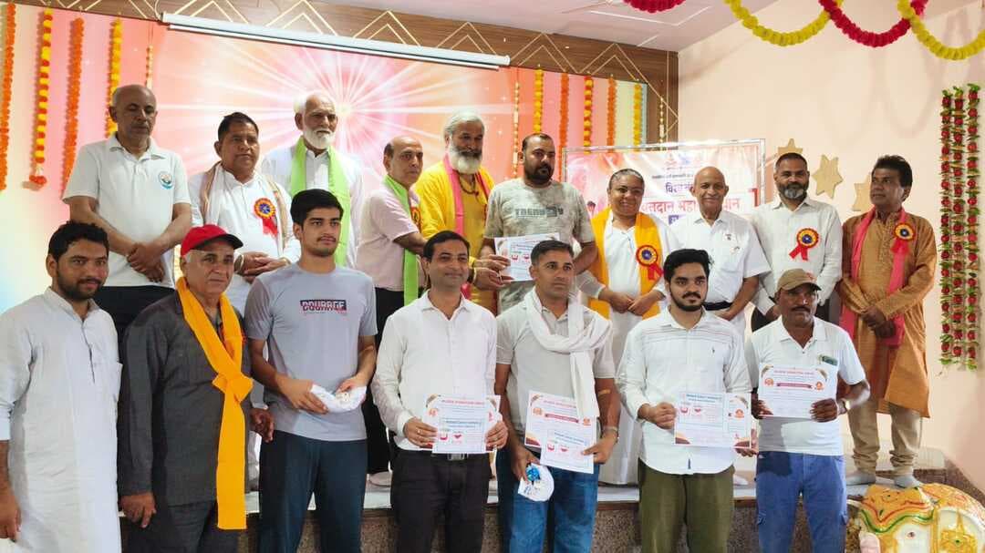 प्रजापिता ब्रह्माकुमारी ईश्वरीय विश्वविद्यालय, दिव्य भवन, रूद्रा कॉलोनी, भिवानी में ब्रह्माकुमारीज की पूर्व मुख्य प्रशासिका राजयोगिनी दादी प्रकाशमणि जी के 19 वें पुण्य स्मृति दिवस पर एक विशाल रक्तदान शिविर का आयोजन एम्स बाड़सा से आयी टीम द्वारा किया गया। शाखा संचालिका बीके रजनी दीदी जी ने बताया कि दादी जी बहुत ही निमित्त, निर्माण, निर्मल व्यक्तित्व के धनी रहे और उनका समाज की सर्व आत्माओं प्रति अथाह प्रेम, दया,रहम, करुणा की भावना रहती थी। इसीलिए उनकी पुण्य स्मृति में हर वर्ष ब्रह्माकुमारीज विश्वविद्यालय कोई ना कोई समाज कल्याण का कार्य करते रहते हैं।इसी श्रृंखला में इस वर्ष अंतरराष्ट्रीय स्तर पर यह विशाल रक्तदान शिविर का आयोजन किया जा रहा है क्योंकि रक्तदान से अनेक असहाय जरूरतमंदों के जीवन को बचाया जा सकता है। इस शिविर में अभी तक 60 लोगों द्वारा रक्तदान किया जा चुका है और यह आंकड़ा 70 तक जाने की उम्मीद है।
बीके रजनी दीदी जी ने कहा कि रक्तदान वह महादान है जो दूसरों को जीवन दान से दुआओं का खाता तो जमा करता ही है साथ ही रक्तदाता को भी इसके अनेकों लाभ मिलते हैं।
इस शुभ अवसर पर हरियाणा अनुसूचित जाति आयोग चेयरमैन विजेंद्र बड़गुजर, ज्योतिबा फुले ट्रस्ट फाउंडर रमेश सैनी, प्रोपराइटर आफ नूर ज्वैलर्स रिंकू, सुशील कुमार गुप्ता फ़ूड क्रैकर्स, संस्कार भारती से चित्रकार शिवकुमार, पर्यावरण प्रहरी विजय सिंहमार, पार्षद विनोद चावला, पार्षद शालू अरोड़ा, मीडिया प्रभारी सुभाष गोयल, आत्मप्रकाश डुडेजा, नरेश आहुजा, विनोद छाबड़ा ने दीप प्रज्वलन कर कार्यक्रम का शुभारंभ किया और प्रमाण पत्र भी वितरित किए।महंत चरण दास ने कहा कि यह संस्था की तरफ से समाज कल्याण का एक बहुत ही महत्वपूर्ण कार्य है जिससे अनेक लोगों को फायदा होगा। शतकवीर रक्तदाता राजेश डुडेजा ने कहा कि आज अस्पतालों में खून की कमी के कारण बहुत से लोगों की मौत तक भी हो जाती है इसीलिए यह रक्तदान उनका जीवन दान देने का कार्य करेगा ।
शतकवीर रक्तदाता राजेश डुडेजा जी का भी इस पूरे कार्यक्रम में बहुत ही महत्वपूर्ण सहयोग रहा। इस अवसर पर प्रमोद कुमार,एस. के.सिंह,बीके रितिका, बीके रूहानी , बीके सचिन ,बीके सज्जन, बीके रोनित , सहित अनेकों बीके भाई-बहन भी मौजूद रहे।