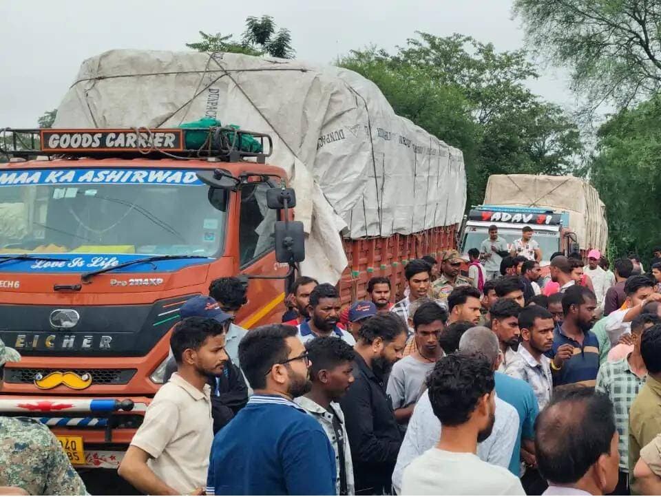 रायपुर-जगदलपुर NH-30 पर 3 घंटे चक्काजाम: RTO पर मिसबिहेव का आरोप, ट्रक ड्राइवरों ने सड़क पर खड़े किए वाहन; लंबी कतार लगी <nis:link nis:type=tag nis:id=cgnews nis:value=CGNews nis:enabled=true nis:link/> <nis:link nis:type=tag nis:id=chhattisgarh nis:value=chhattisgarh nis:enabled=true nis:link/> <nis:link nis:type=tag nis:id=chhattisgsrhupdate nis:value=chhattisgsrhupdate nis:enabled=true nis:link/> <nis:link nis:type=tag nis:id=cgpolice nis:value=cgpolice nis:enabled=true nis:link/>