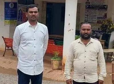धमतरी में 40 लाख की जमीन धोखाधड़ी: मृतक की 4.5 एकड़ जमीन को अपना बताकर बेचने की कोशिश, 2 आरोपी ठाकुर राम साहू, जितेंद्र साहू गिरफ्तार <nis:link nis:type=tag nis:id=chhattisgsrhupdate nis:value=chhattisgsrhupdate nis:enabled=true nis:link/> <nis:link nis:type=tag nis:id=cgnews nis:value=CGNews nis:enabled=true nis:link/> <nis:link nis:type=tag nis:id=cgpolice nis:value=cgpolice nis:enabled=true nis:link/> <nis:link nis:type=tag nis:id=dhamtri nis:value=dhamtri nis:enabled=true nis:link/>