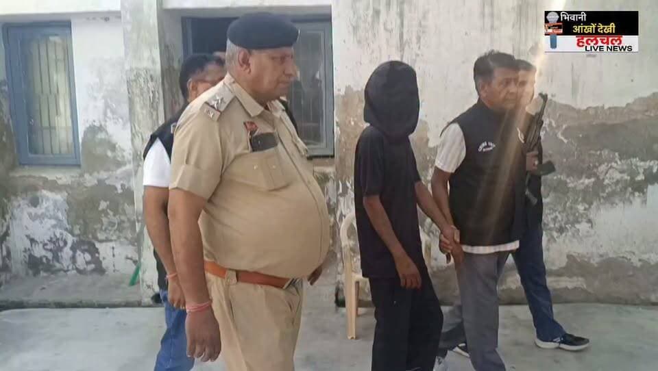 भिवानी में गोवंश तस्करी, पुलिस पार्टी पर जानलेवा हमला व अवैध हथियार से फायरिंग के मामले में 03 साल से फरार चल रहे इनामी अपराधी को दबोचा....
पुलिस टीम ने ₹ 5,000/- रुपए के इनामी अपराधी को बस अड्डा तोशाम से किया गिरफ्तार।
भिवानी आँखो देखी हलचल