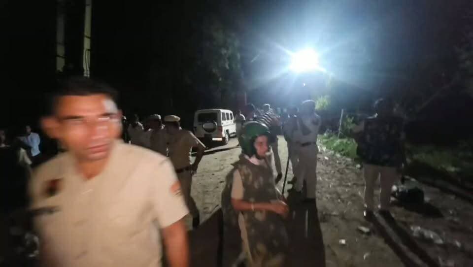 भिवानी रात के अंधेरे में कुछ इस तरह सफाई व्यवस्था बहाल करने उतरा प्रशासन....पुलिस-कर्मचारी हुए थे आमने-सामने
सैकड़ों सफाई कर्मचारियों को किया था गिरफ्तार
भिवानी शहर में बिगड़ी सफाई व्यवस्था को पटरी पर लाने के लिए जिला प्रशासन शनिवार देर रात भारी पुलिस बल और DMC की मौजूदगी में मैदान में उतरा। डंपिंग प्वाइंट पर हड़ताल कर रहे सफाई कर्मचारियों ने प्रशासन की कार्रवाई का विरोध किया, जिसके चलते पुलिस और कर्मचारियों के बीच आमना-सामना भी हुआ।
पुलिस ने कर्मचारियों को समझाने का प्रयास किया और बिना बल प्रयोग किए उन्हें बसों में बैठाकर मौके से हटाया गया। इसके बाद कर्मचारियों को डिटेन कर लिया गया।
बताया जा रहा है कि कार्रवाई से पहले कुछ कर्मचारियों ने सफाई कार्य में इस्तेमाल होने वाले लोडरों की हवा निकाल दी थी और उन्हें पंक्चर कर दिया था, ताकि कचरा उठाने का काम प्रभावित हो सके। प्रशासन ने इसके बाद वैकल्पिक व्यवस्था के तहत जेसीबी और ट्रैक्टरों को मौके पर उतारा और शहर में सफाई अभियान शुरू किया।
रात में सबसे पहले दिनोद गेट पर लगे कचरे के बड़े ढेर को हटाने के लिए ट्रैक्टर और जेसीबी मशीनें पहुंचीं। मौके पर भारी पुलिस बल भी तैनात रहा, ताकि सफाई अभियान के दौरान किसी तरह की अप्रिय स्थिति न बने।
कल जिस तरह CMO की तरफ से सभी उपायुक्तों और पुलिस अधीक्षकों को निर्देश दिये उसके बाद जिला प्रशासन हड़ताल के कारण प्रभावित हुई शहर की सफाई व्यवस्था को वैकल्पिक संसाधनों के जरिए जल्द से जल्द सामान्य करने में जुट गया। इस दौरान कर्मचारी नेताओं ने विरोध भी जताया।