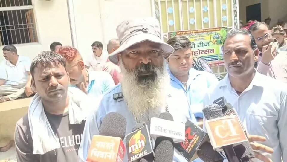 गिरफ्तारी के बाद भिवानी में सफाई कर्मचारियों व अन्य संगठनों के कर्मचारियों का शहर में विरोध प्रदर्शन जारी....
भिवानी विधायक घनश्याम सर्राफ आवास का किया घेराव