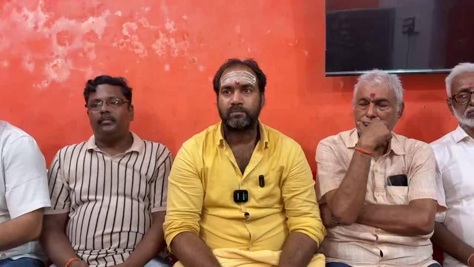 Live: बेतिया में माँ कालीधाम मंदिर परिसर में प्रस्तावित पार्क निर्माण को लेकर मंदिर समिति की प्रेस वार्ता…