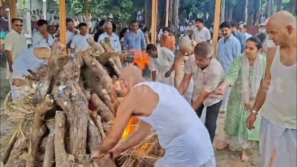 पुष्कर में तीन बेटियों ने माँ को दी मुखाग्नि, बेटा-बेटी में फर्क नहीं होने का दिया संदेश! #RajasthanNews #LatestNews