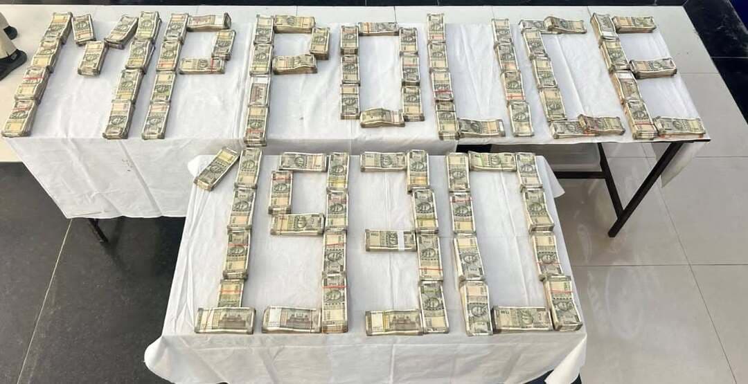 बड़ी खबर देवास से....
डिजिटल अरेस्ट के नाम पर 63.52 लाख की ठगी
देवास पुलिस ने 17 राज्यों में पीछा कर तोड़ा साइबर ठगों का नेटवर्क
127 दिन, 58,315 किलोमीटर और 19 पुलिस टीमें… 12 साइबर ठग गिरफ्तार, 54.84 लाख रुपये बरामद
देवास। डिजिटल अरेस्ट के नाम पर देशभर में लोगों को डराकर करोड़ों रुपये ऐंठने वाले साइबर ठगों के खिलाफ देवास पुलिस ने बड़ी कार्रवाई करते हुए एक अंतरराज्यीय नेटवर्क का पर्दाफाश किया है। एक पीड़ित से 63.52 लाख रुपये की साइबर ठगी के मामले की जांच करते हुए पुलिस की 19 टीमों ने 17 राज्यों के 33 जिलों में दबिश दी। 127 दिनों तक चली इस कार्रवाई में 12 आरोपियों को गिरफ्तार कर 54 लाख 84 हजार 725 रुपये की ठगी की राशि बरामद की गई।
इस ऑपरेशन में देवास पुलिस के करीब 70 पुलिसकर्मी शामिल रहे और टीमों ने आरोपियों की तलाश में लगभग 58,315 किलोमीटर का सफर तय किया। पुलिस के मुताबिक, बैंक खातों की एक कड़ी को पकड़कर जांच आगे बढ़ाई गई और हर लेयर के बाद साइबर ठगी के नेटवर्क की नई कड़ी सामने आती गई।
ऐसे बनाया गया डिजिटल अरेस्ट का जाल
मामला देवास कोतवाली थाना क्षेत्र के एक व्यक्ति से जुड़ा है। पीड़ित को साइबर ठगों ने फोन और वीडियो कॉल के जरिए संपर्क किया। आरोपियों ने खुद को दूरसंचार विभाग, मुंबई क्राइम ब्रांच और सीबीआई का अधिकारी बताकर पीड़ित को विश्वास में लिया।
इसके बाद उसे मनी लॉन्ड्रिंग मामले में फंसाने और गिरफ्तार करने की धमकी दी गई। ठगों ने कथित जांच की प्रक्रिया को वीडियो कॉल पर चलाया और यहां तक कि फर्जी अदालत का दृश्य दिखाकर पीड़ित को यकीन दिलाया कि वह गंभीर कानूनी कार्रवाई में फंस चुका है।
डर के इस माहौल में आरोपियों ने पीड़ित और उसके परिवार की बैंकिंग तथा निवेश संबंधी जानकारी हासिल कर ली। इसके बाद जांच के नाम पर अलग-अलग बैंक खातों में रकम जमा करवाकर उसे कई खातों में ट्रांसफर कराया गया। इस तरह पीड़ित से कुल 63.52 लाख रुपये की ठगी कर ली गई।
1930 पर शिकायत से शुरू हुई कार्रवाई
पीड़ित की शिकायत साइबर हेल्पलाइन 1930 पर प्राप्त होने के बाद देवास कोतवाली में अपराध क्रमांक 192/2026 के तहत मामला दर्ज किया गया। प्रकरण में भारतीय न्याय संहिता की धारा 318(4), 316(2) और 319(2) के तहत कार्रवाई शुरू हुई।
मामले की गंभीरता को देखते हुए वरिष्ठ अधिकारियों के निर्देश पर देवास पुलिस ने विशेष टीम गठित की। जांच में पुलिस ने ठगी की रकम के बैंकिंग ट्रांजेक्शन, खाताधारकों की जानकारी, मोबाइल नंबर, बैंक स्टेटमेंट, बैंक शाखाओं के CCTV फुटेज और अन्य तकनीकी साक्ष्यों को खंगालना शुरू किया।
यहीं से जांच ने देवास से बाहर निकलकर देश के अलग-अलग राज्यों तक पहुंच बनाई।
एक बैंक खाता खुला तो सामने आती गई नई कड़ी
पुलिस ने ठगी की रकम के ट्रांजेक्शन को ट्रेस करते हुए सबसे पहले उन खातों की पहचान की, जिनमें रकम पहुंची थी। इसके बाद संबंधित खाताधारकों और उनसे जुड़े लोगों की जानकारी जुटाई गई।
जांच की खास बात यह रही कि पुलिस किसी एक आरोपी की गिरफ्तारी पर नहीं रुकी। एक खाते से दूसरे खाते और एक आरोपी से दूसरे आरोपी तक पहुंचते हुए पूरी बैंकिंग चेन को खंगाला गया।
इसी प्रक्रिया में पुलिस को देश के अलग-अलग हिस्सों में फैले नेटवर्क की जानकारी मिली। इसके बाद देवास पुलिस की टीमें राजस्थान, गुजरात, महाराष्ट्र, तेलंगाना, आंध्र प्रदेश, कर्नाटक, केरल, तमिलनाडु, बिहार, झारखंड, पश्चिम बंगाल, उत्तर प्रदेश, दिल्ली सहित 17 राज्यों के 33 जिलों तक पहुंचीं।
17 राज्यों में दबिश, 12 आरोपी गिरफ्तार
पुलिस टीमों ने विभिन्न राज्यों में बैंक शाखाओं, संदिग्धों के संभावित ठिकानों और अन्य स्थानों पर दबिश दी। स्थानीय पुलिस की मदद से आरोपियों को गिरफ्तार किया गया और उनके कब्जे से ठगी की रकम बरामद की गई।
गिरफ्तार आरोपियों में राजस्थान से भूराराम राव, भालाराम मेघवाल और नाजिम खान, आंध्र प्रदेश से थोटकुरा हर्षवर्धन साई नरसिंह वर्मा, मुकराला मेघा अविनाश और गिरीश कुमार येलेंटी, उत्तर प्रदेश से वैभव शुक्ला और आयुष गुप्ता, गुजरात से केयूर कुमार, पश्चिम बंगाल से कमल कांति, दिल्ली से मोहम्मद अब्दुल्ला और कर्नाटक से अनिल कुमार शामिल हैं।
पुलिस के अनुसार आरोपियों के कब्जे से अलग-अलग कार्रवाई में 60 हजार, 1.60 लाख, 4 लाख, 1 लाख, 1 लाख, 20 हजार, 3.20 लाख, 21 लाख, 6 लाख और 11.20 लाख रुपये सहित कुल 54,84,725 रुपये बरामद किए गए। कुछ आरोपियों से चेकबुक, ATM कार्ड और मोबाइल फोन भी जब्त किए गए हैं।
127 दिन चला ऑपरेशन, 58 हजार किलोमीटर से ज्यादा सफर
यह कार्रवाई किसी एक दिन या एक राज्य तक सीमित नहीं रही। देवास पुलिस की 19 टीमों ने 127 दिनों तक लगातार अंतरराज्यीय स्तर पर कार्रवाई की।
आरोपियों की तलाश, बैंक खातों की जांच, बैंक शाखाओं में पहुंचकर जानकारी जुटाने, CCTV फुटेज खंगालने और संभावित ठिकानों पर दबिश देने के लिए पुलिस टीमों ने लगभग 58,315 किलोमीटर की दूरी तय की।
इस कार्रवाई में करीब 70 पुलिसकर्मी शामिल रहे।
ऑपरेशन के आंकड़े एक नजर में
- गिरफ्तार आरोपी: 12
- बरामद राशि: ₹54,84,725
- ठगी की कुल रकम: ₹63.52 लाख
- पुलिस टीमें: 19
- शामिल पुलिसकर्मी: करीब 70
- कार्रवाई की अवधि: 127 दिन
- कार्रवाई का दायरा: 17 राज्य, 33 जिले
- पुलिस टीमों द्वारा तय दूरी: 58,315 किलोमीटर
पुलिस की अपील—डिजिटल अरेस्ट जैसी कोई वैधानिक प्रक्रिया नहीं
देवास पुलिस ने नागरिकों को साइबर ठगी के इस नए तरीके से सतर्क रहने की अपील की है। पुलिस ने स्पष्ट किया है कि “डिजिटल अरेस्ट” नाम की कोई वैधानिक प्रक्रिया नहीं है।
यदि कोई व्यक्ति पुलिस, CBI, ED, नारकोटिक्स या किसी अन्य सरकारी एजेंसी का अधिकारी बनकर फोन या वीडियो कॉल पर संपर्क करे, गिरफ्तारी का डर दिखाए, मनी लॉन्ड्रिंग या किसी अपराध में फंसाने की धमकी दे अथवा जांच के नाम पर पैसे ट्रांसफर करने को कहे तो घबराने के बजाय सतर्क रहें।
किसी भी खाते में रकम ट्रांसफर न करें और तत्काल साइबर हेल्पलाइन नंबर 1930 पर शिकायत करें।
देवास पुलिस की यह कार्रवाई इसलिए भी महत्वपूर्ण मानी जा रही है क्योंकि एक स्थानीय साइबर ठगी की शिकायत की जांच करते हुए पुलिस ने केवल आरोपियों तक पहुंचने के बजाय 17 राज्यों में फैले बैंकिंग नेटवर्क की परतें खोलकर अंतरराज्यीय डिजिटल अरेस्ट गिरोह तक पहुंच बनाई।