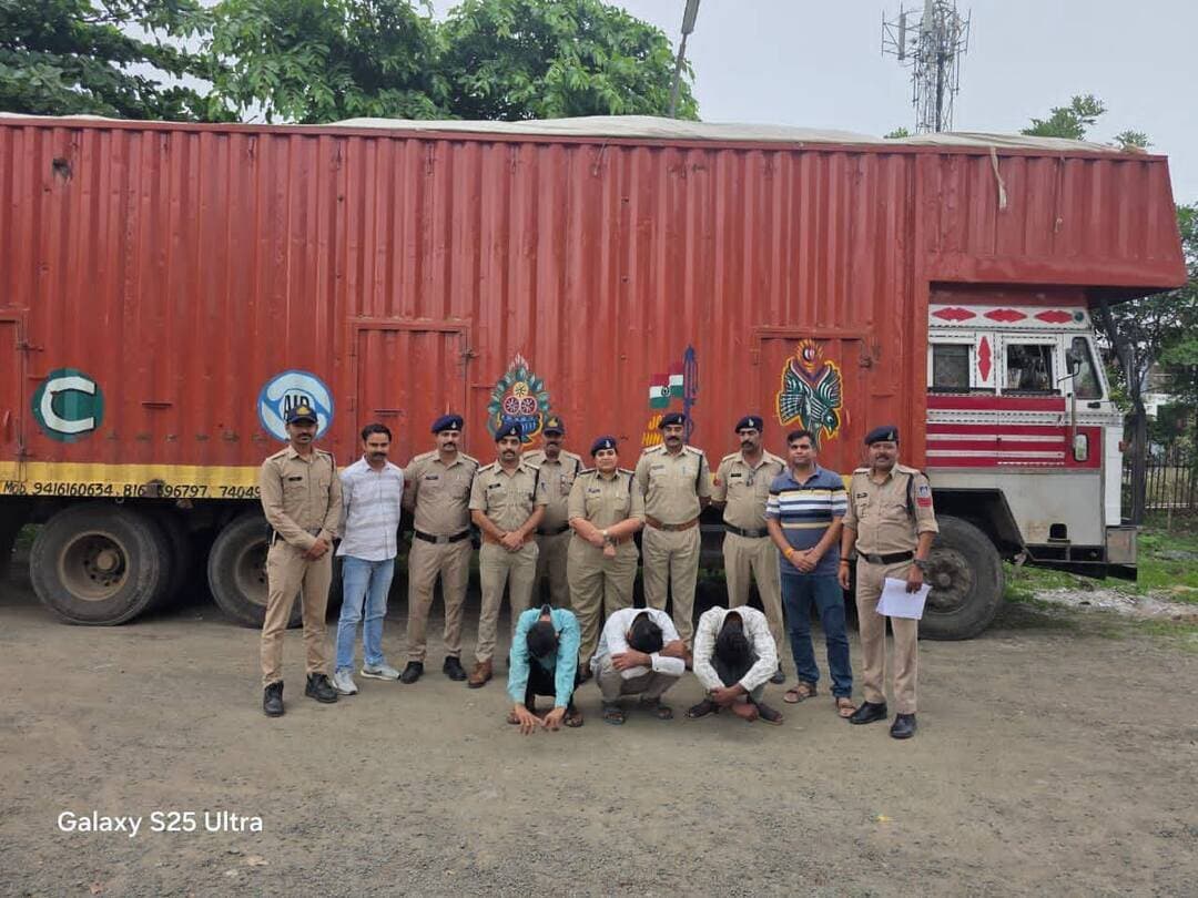 12 घंटे में खुला 25 लाख के ट्रक चोरी का राज
CCTV ने पहुंचाया आरोपियों तक
देवास। बैंक नोट प्रेस थाना पुलिस ने ट्रक चोरी की वारदात का महज 12 घंटे में खुलासा कर तीन आरोपियों को गिरफ्तार किया है। पुलिस ने आरोपियों के कब्जे से चोरी गया करीब 24 लाख रुपए कीमत का ट्रक और उसमें भरा करीब 1 लाख रुपए का माल, यानी कुल 25 लाख रुपए का मश्रुका बरामद किया है। वारदात का खुलासा करने में “ऑपरेशन त्रिनेत्रम्” के तहत लगाए गए CCTV कैमरों की अहम भूमिका रही।
जानकारी के अनुसार अशोकनगर निवासी मानसिंह पासवान 20 अगस्त को ट्रक क्रमांक HR55U8220 में माल भरकर गुना की ओर से देवास आया था। शिवोम टोल कांटा, देवास के पास उसने ट्रक पार्क किया और खाना खाने चला गया। कुछ देर बाद जब वह वापस लौटा तो मौके से ट्रक गायब था। आसपास तलाश करने के बाद भी ट्रक का पता नहीं चला। इसके बाद उसने बैंक नोट प्रेस थाने पहुंचकर शिकायत दर्ज कराई।
25 लाख के ट्रक पर पुलिस ने शुरू किया ऑपरेशन
मामला दर्ज होते ही पुलिस अधीक्षक देवास के निर्देश पर पुलिस टीमों को ट्रक और आरोपियों की तलाश में लगाया गया। अतिरिक्त पुलिस अधीक्षक शहर गजेन्द्र सिंह वर्धमान के मार्गदर्शन और डीएसपी (एल/आर) अभिषेक गौतम के निर्देशन में थाना प्रभारी प्रीति कटारे के नेतृत्व में अलग-अलग टीमें सक्रिय की गईं।
पुलिस ने ऑपरेशन त्रिनेत्रम् के तहत लगे CCTV कैमरों की फुटेज को खंगालना शुरू किया। संदिग्ध गतिविधियों और ट्रक की आवाजाही से जुड़े फुटेज का बारीकी से विश्लेषण किया गया। इसके साथ ही तकनीकी साक्ष्यों और मुखबिर तंत्र को भी सक्रिय किया गया। पुलिस को मिले सुरागों के आधार पर संदिग्धों तक पहुंच बनाई गई।
पूछताछ में कबूली चोरी, ट्रक और माल बरामद
पुलिस ने तीन संदिग्धों को हिरासत में लेकर पूछताछ की। पूछताछ में आरोपियों ने ट्रक चोरी करना स्वीकार किया। इसके बाद पुलिस ने उनकी निशानदेही पर चोरी गया ट्रक और उसमें भरा माल बरामद कर लिया। इस तरह पुलिस ने वारदात के कुछ ही घंटों के भीतर 25 लाख रुपए का मश्रुका बरामद कर मामले का खुलासा कर दिया।
ये तीन आरोपी गिरफ्तार
पुलिस के अनुसार गिरफ्तार आरोपियों में राहुल पिता रामसिंह बंजारा (28), निवासी निपानिया, थाना कालू, जिला गंगाधर, राजस्थान; तेजूलाल पिता राधेश्याम मेहर (38), निवासी सरवन, थाना उन्डेल, जिला झालावाड़, राजस्थान और जगदीश सिंह पिता बलवंत सिंह (29), निवासी बानीखेड़ी, थाना डग, जिला झालावाड़, राजस्थान शामिल हैं।
CCTV बना पुलिस की तीसरी आंख
इस कार्रवाई में एक बार फिर देवास पुलिस का ऑपरेशन त्रिनेत्रम् प्रभावी साबित हुआ। CCTV फुटेज के तकनीकी विश्लेषण से पुलिस को आरोपियों तक पहुंचने में मदद मिली। पुलिस के मुताबिक तकनीकी जांच और मुखबिर तंत्र को साथ लेकर की गई कार्रवाई के चलते वारदात का तेजी से खुलासा संभव हो सका।
कार्रवाई में थाना प्रभारी प्रीति कटारे, उनि शुभम व्यास, सउनि कमल सिंह ठाकुर सहित थाना पुलिस और साइबर सेल की टीम की महत्वपूर्ण भूमिका रही।